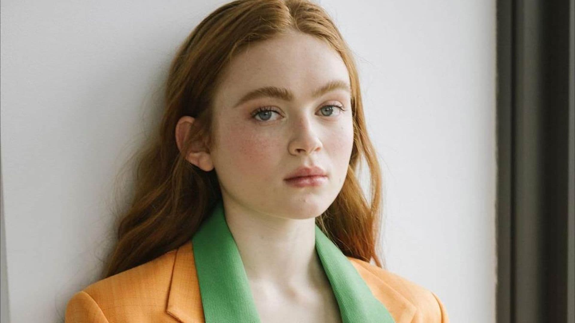 Sadie Sink nos da su mejor truco para transformar una coleta en el peinado más elegante