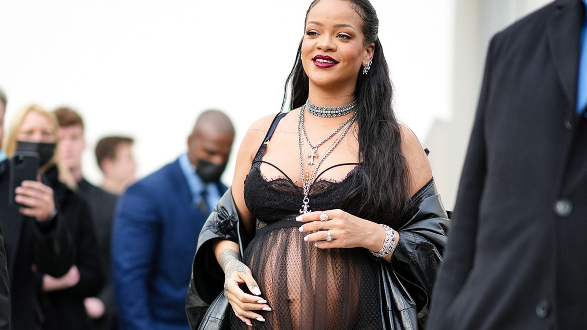 Rihanna lanza una colección sorpresa (y muy sexy) para futuras mamás