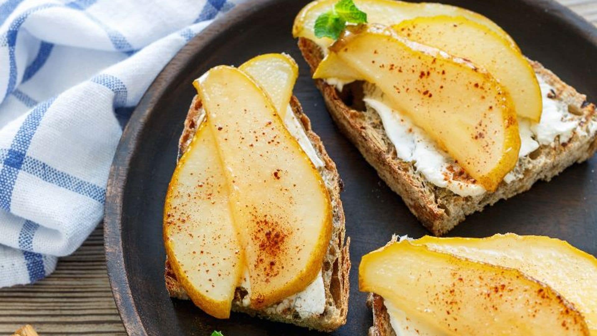 Tostadas de pan de centeno con queso y peras