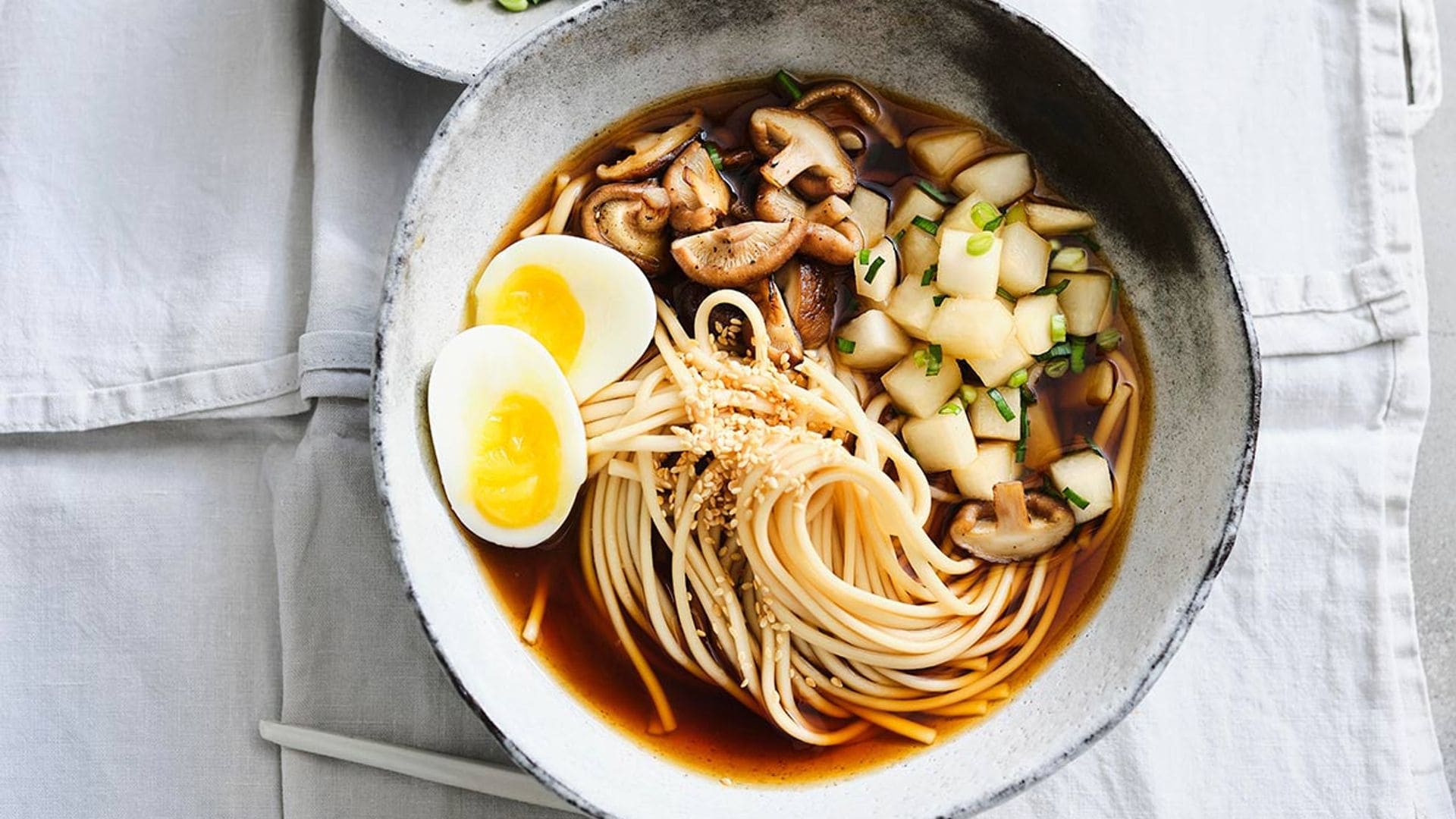 Fideos udon en caldo dashi con huevo y shiitakes