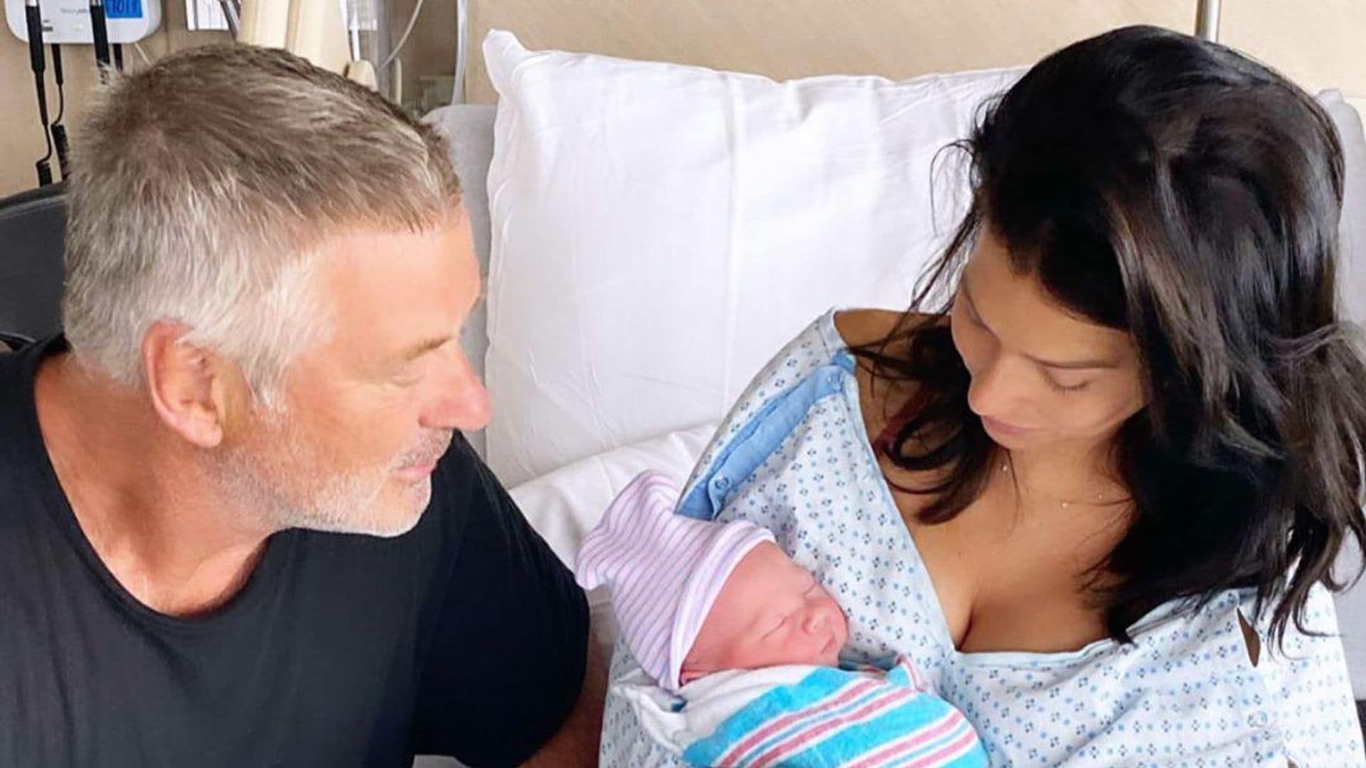 Alec e Hilaria Baldwin le dan la bienvenida a su quinto hijo