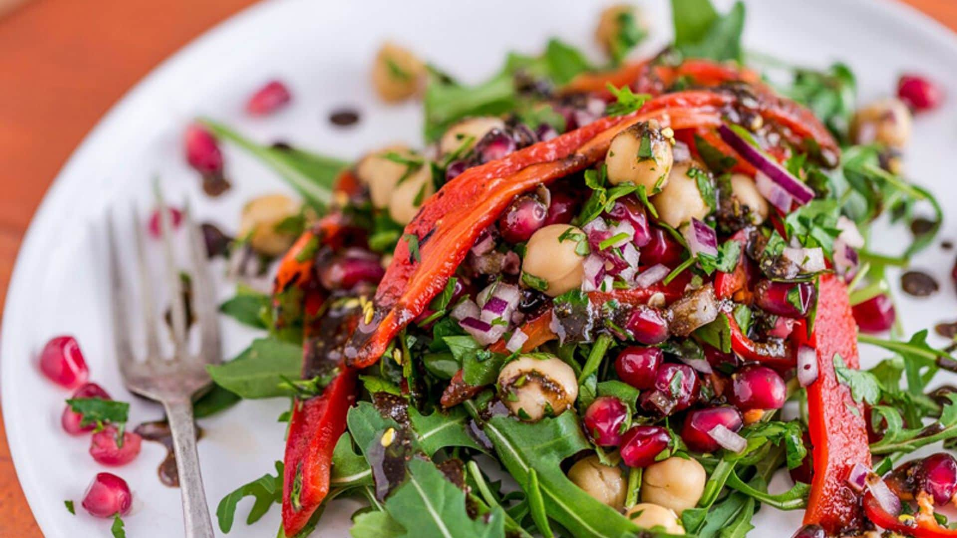 Ensalada de garbanzos, granada y pimientos asados