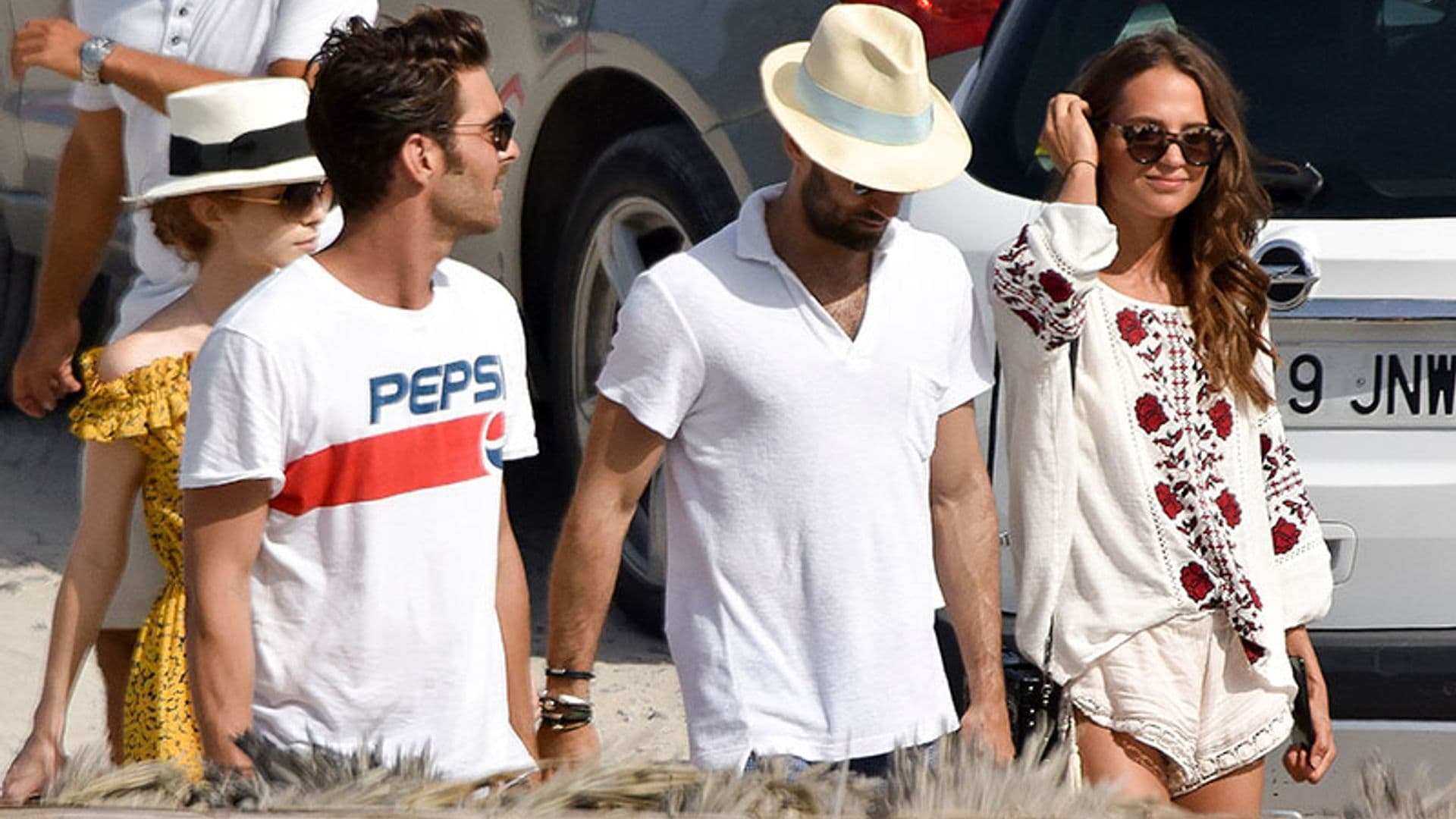 Jon Kortajarena, anfitrión de Alicia Vikander en Ibiza