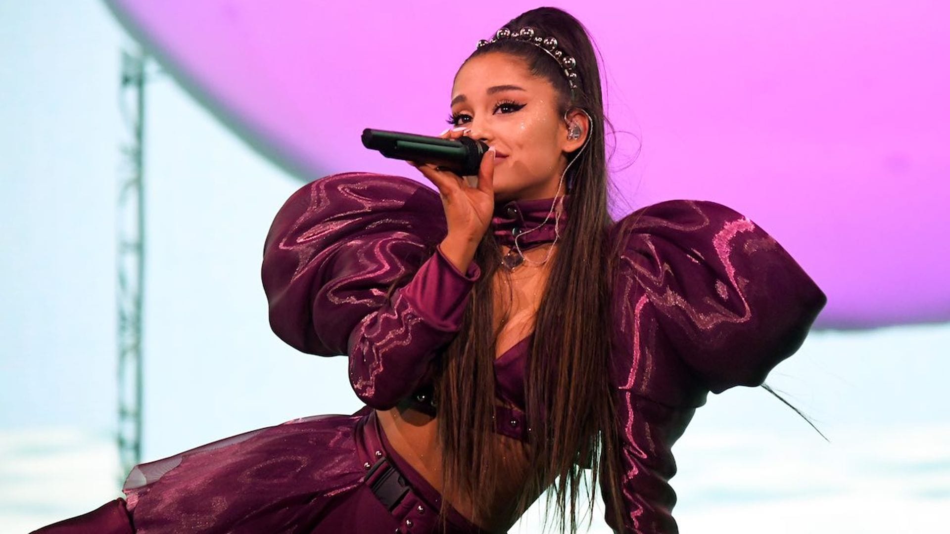 ¡Una mujer de altos vuelos! Ariana Grande, astronauta por un día en la NASA