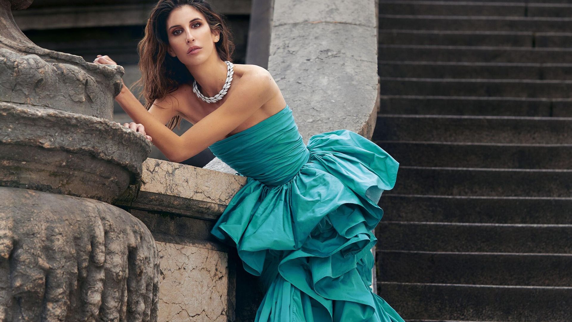 Inés Domecq posa como una fabulosa modelo y elige para ¡HOLA! las tendencias más ‘cool’ del ‘haute couture’