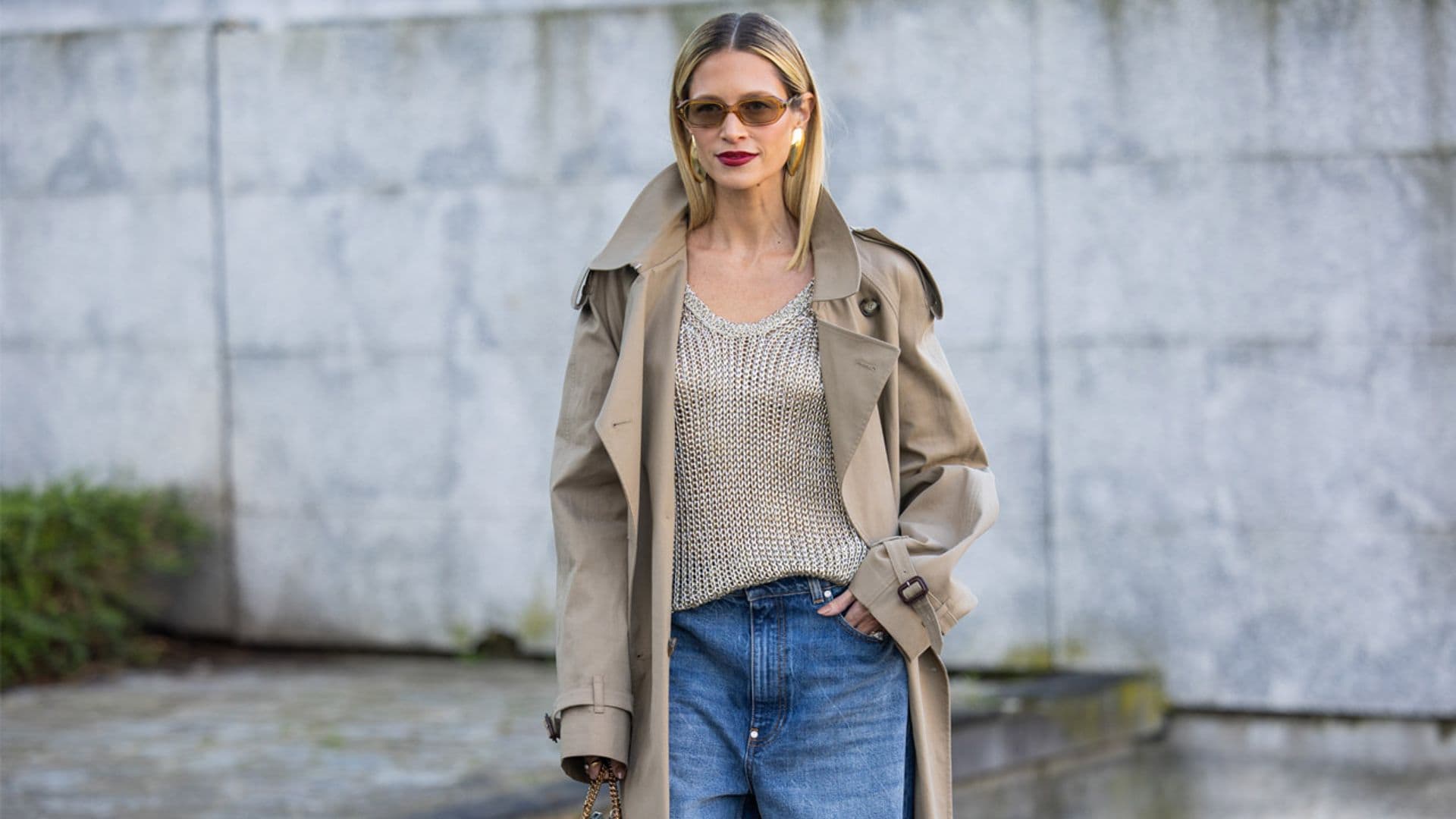 Nuestra estilista elige los mejores looks de tendencia con la gabardina beige que no pasa de moda