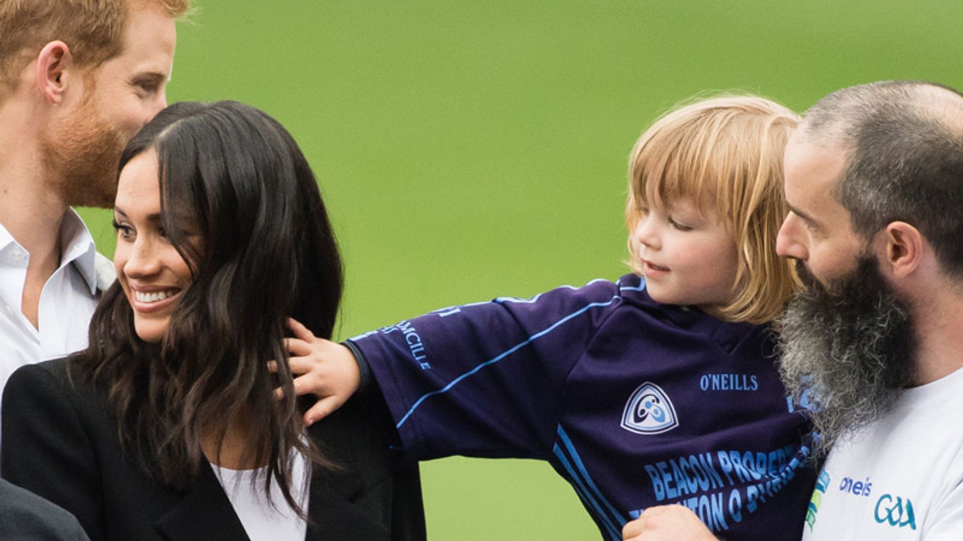 Foto a foto, la secuencia del niño que quería tocar a una princesa