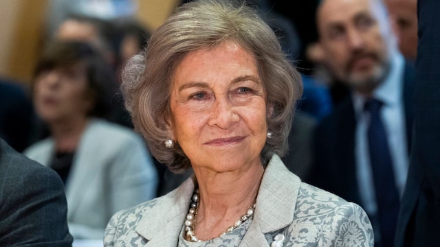 queen sofia delivers reina sofia foundation scholarships to investigate alzheimer