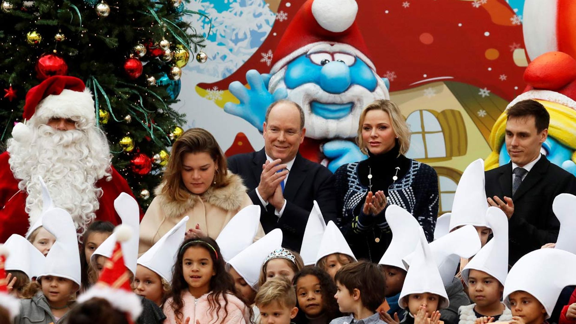 ¡Una Navidad entre pitufos! Alberto y Charlene de Mónaco asisten a la tradicional ceremonia del árbol