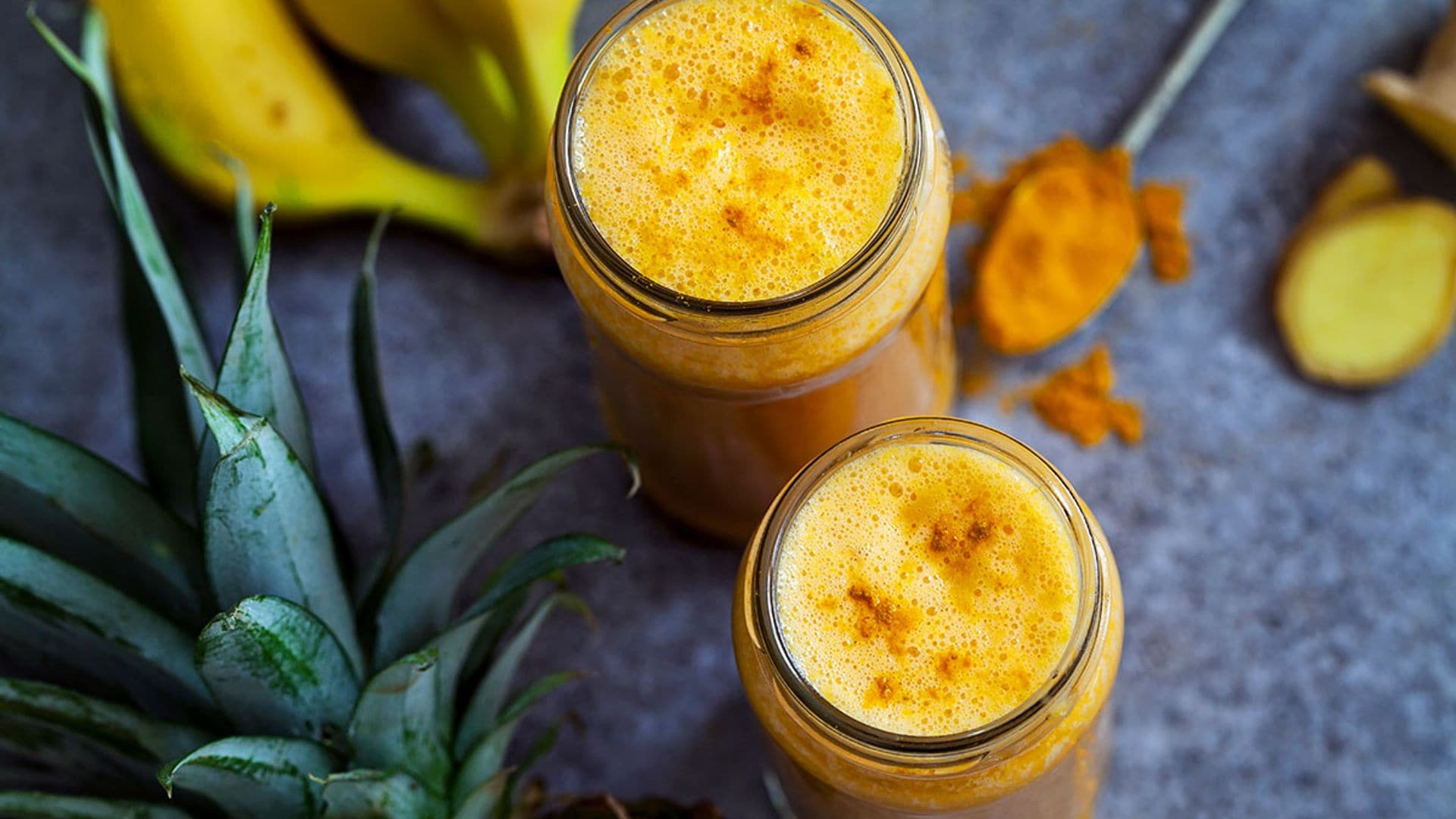 Zumo 'detox' de piña y cúrcuma, bueno para nuestro organismo