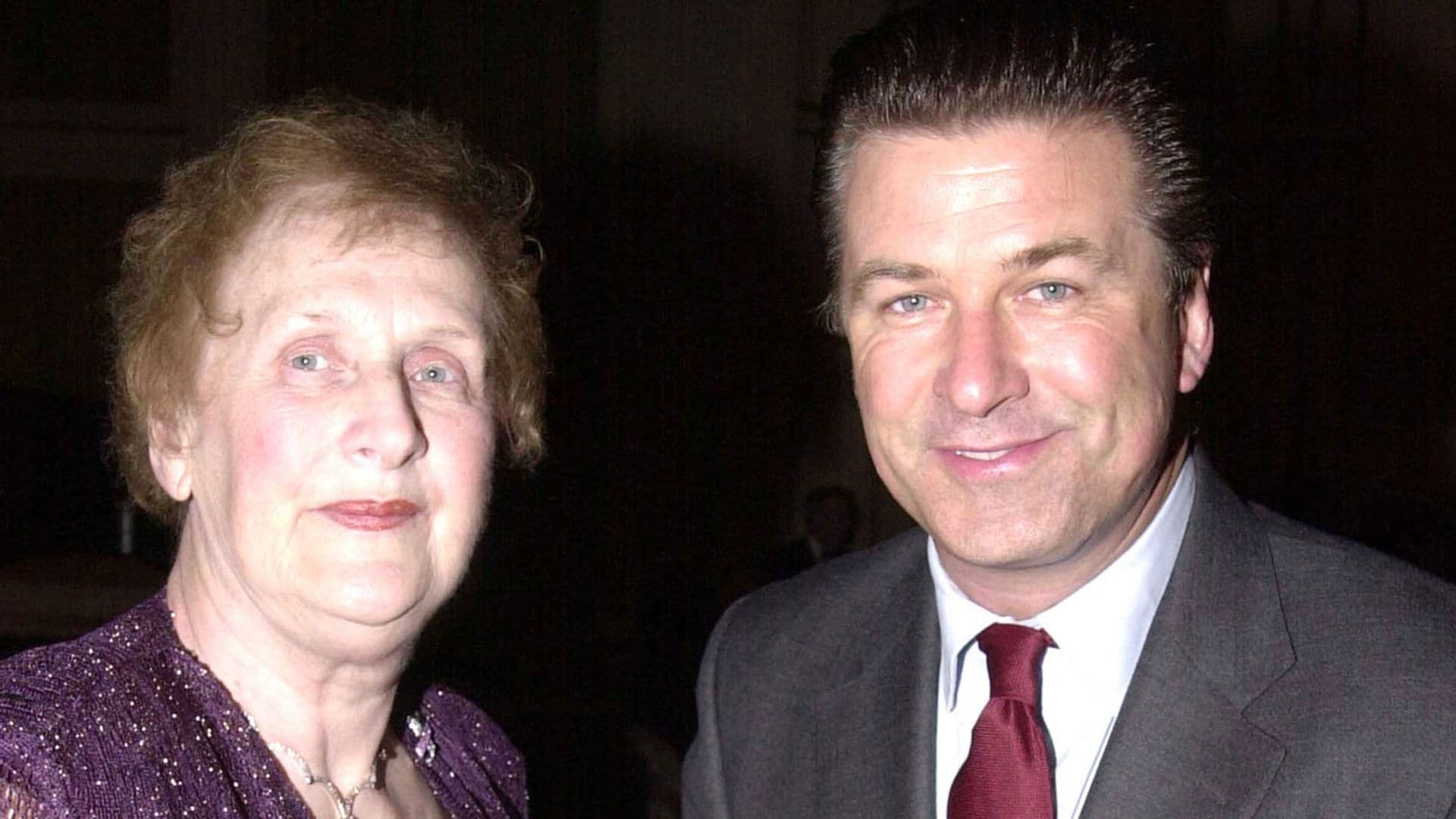 Nuevo varapalo para Alec Baldwin: fallece su madre en su momento más complicado