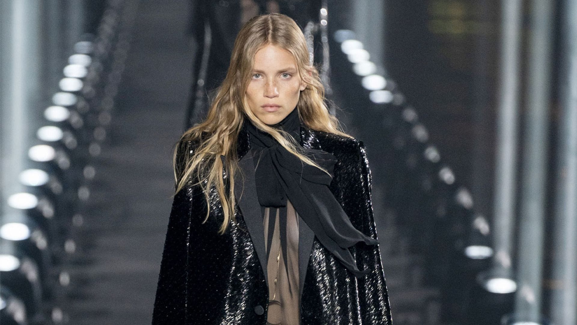 Chaqueta de lentejuelas y 'short': Vaccarello reinventa el esmoquin de Saint Laurent