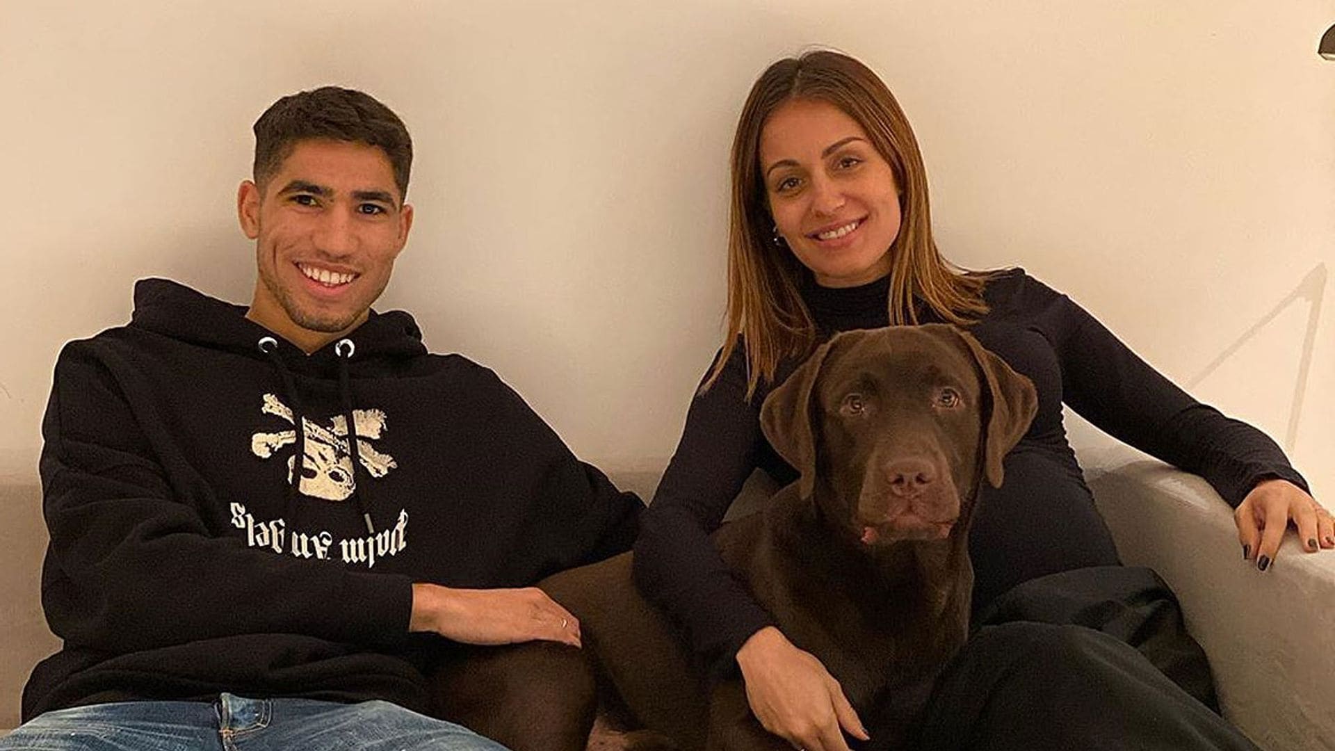 Hiba Abouk enseña la primera foto de familia 24 horas después de nacer su bebé