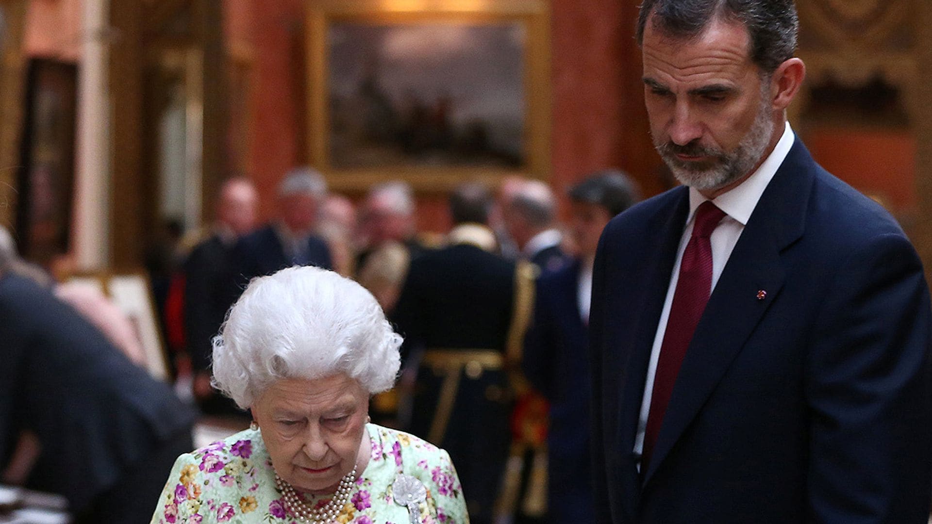 Don Felipe habla por teléfono con la reina Isabel II y con el príncipe de Gales sobre la crisis