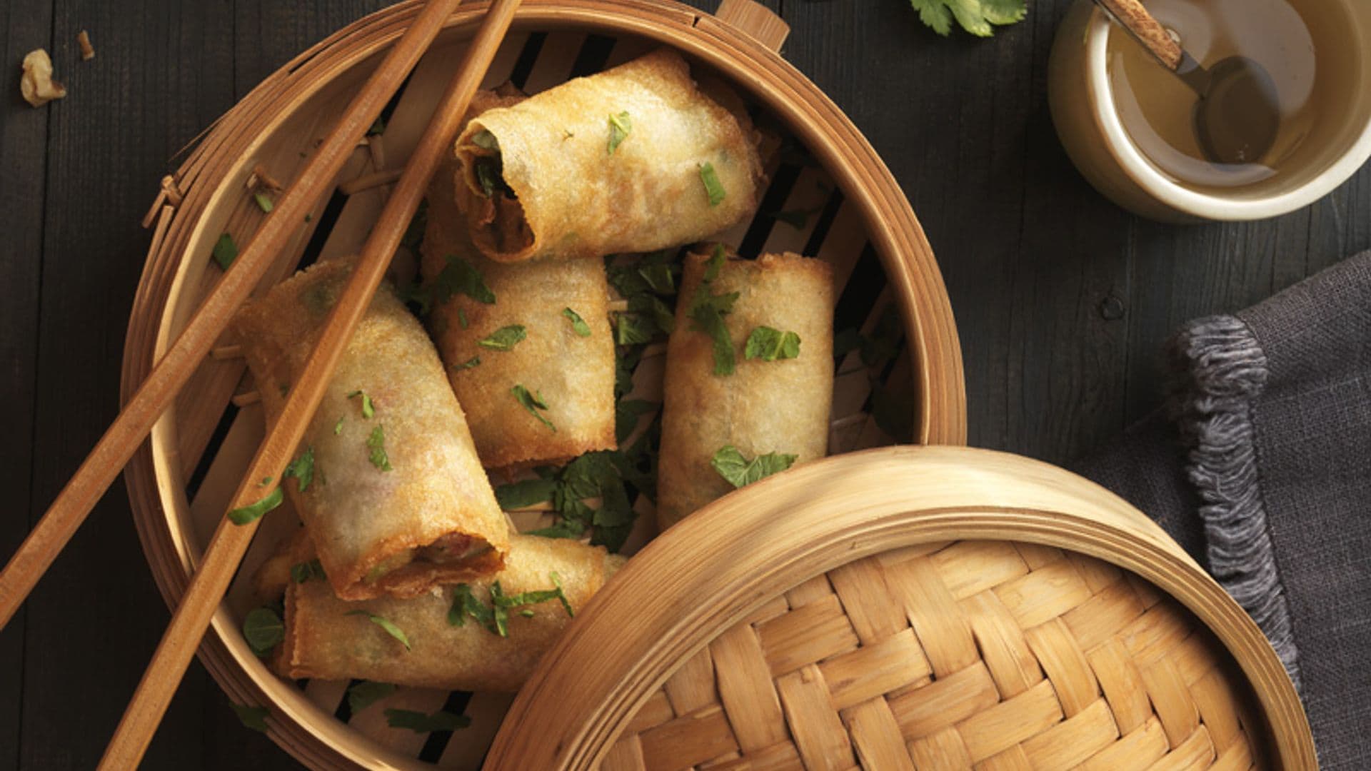 'Rolls' vietnamitas de espinacas, aguacate, mango y nueces