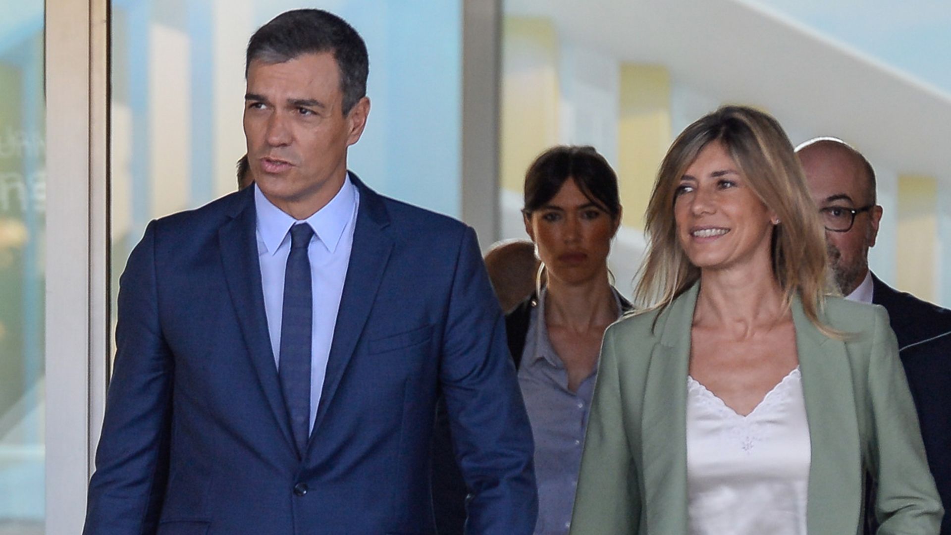 Pedro Sánchez y su mujer, Begoña Gómez, visitan a don Juan Carlos en el hospital