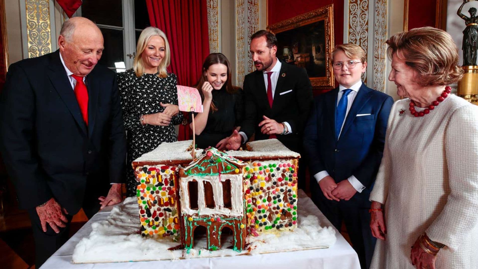 Con una casa de pan de jengibre y la mejor de sus sonrisas: el 'christmas' de la Familia Real noruega