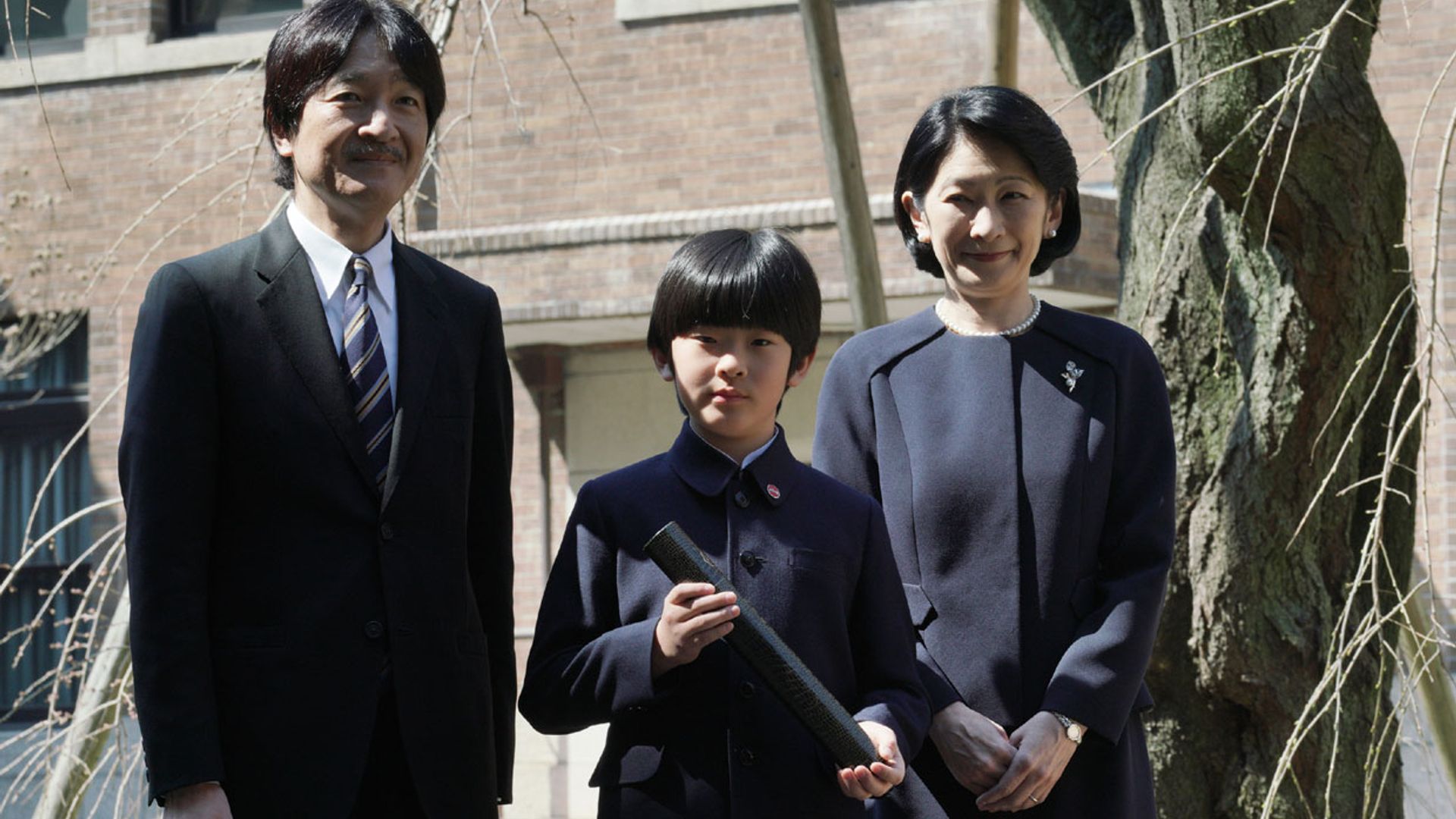 Encuentran dos cuchillos en el pupitre del colegio de Hisahito de Japón