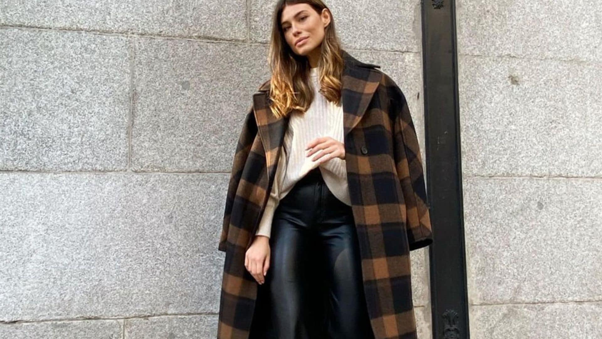 Pantalón 'efecto cuero' y suéter de punto, los básicos que solucionan todos los looks de invierno