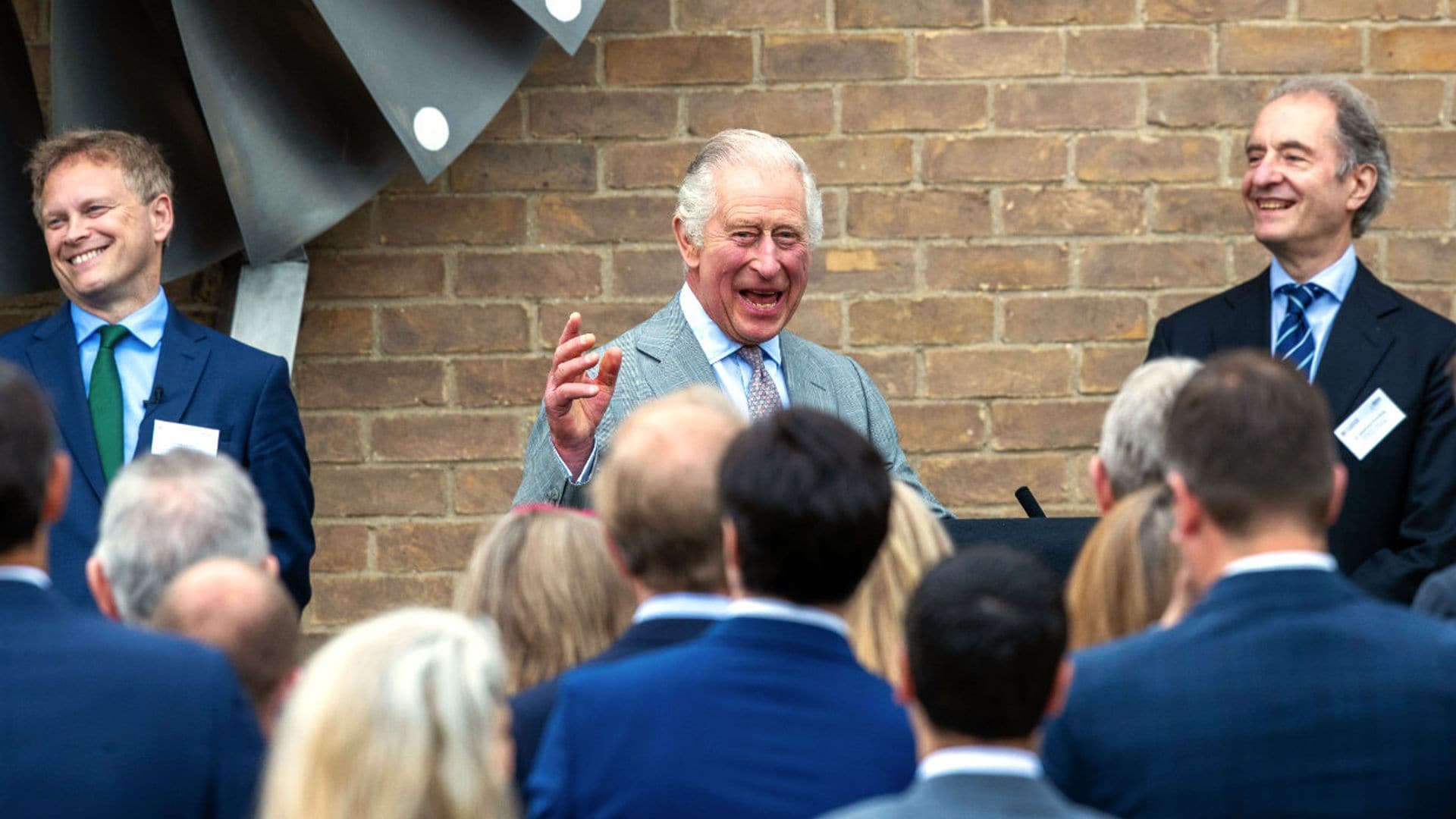 ¿Rey de Inglaterra o príncipe de Cenicienta? Carlos III protagoniza una divertida anécdota con un zapato