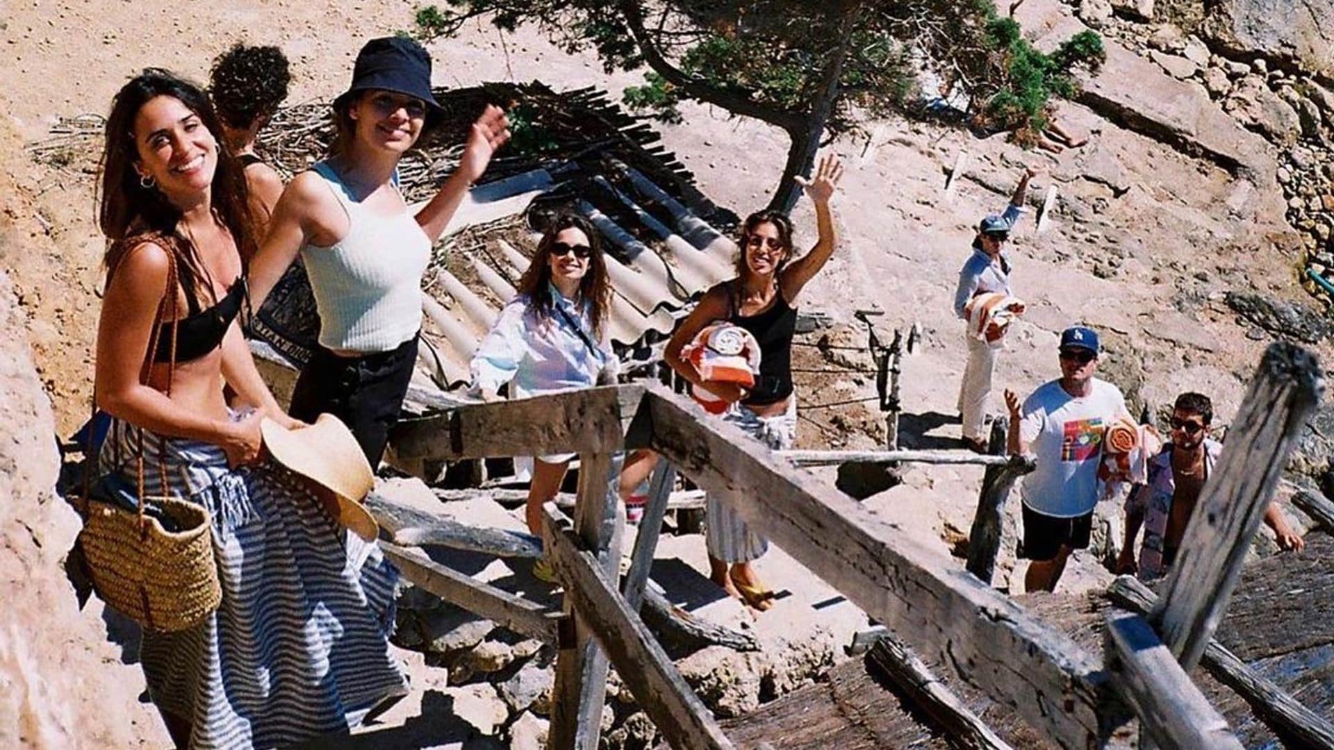 Ricardo Gómez, Macarena García y Claudia Traisac se reencuentran con toda su pandilla en Ibiza