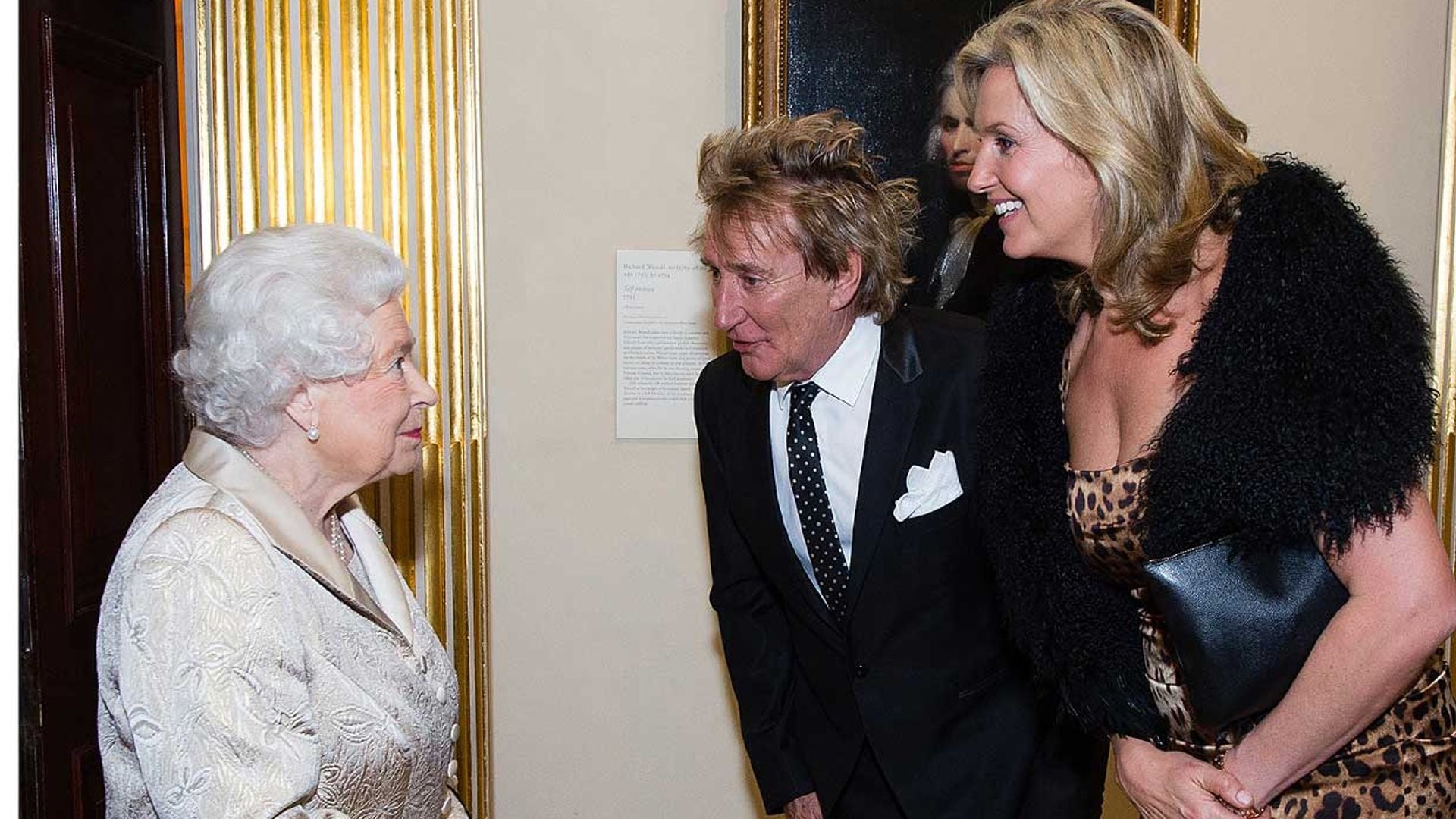 Penny Lancaster, la mujer de Rod Stewart, entre los policías que han custodiado el féretro de Isabel II