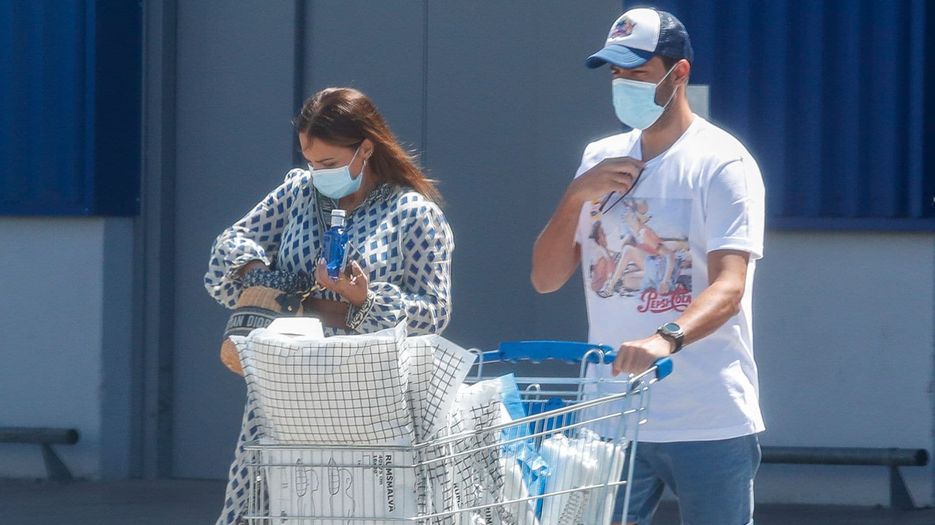 Paula Echevarría y Miguel Torres, de compras por Asturias tras el cumpleaños de la actriz