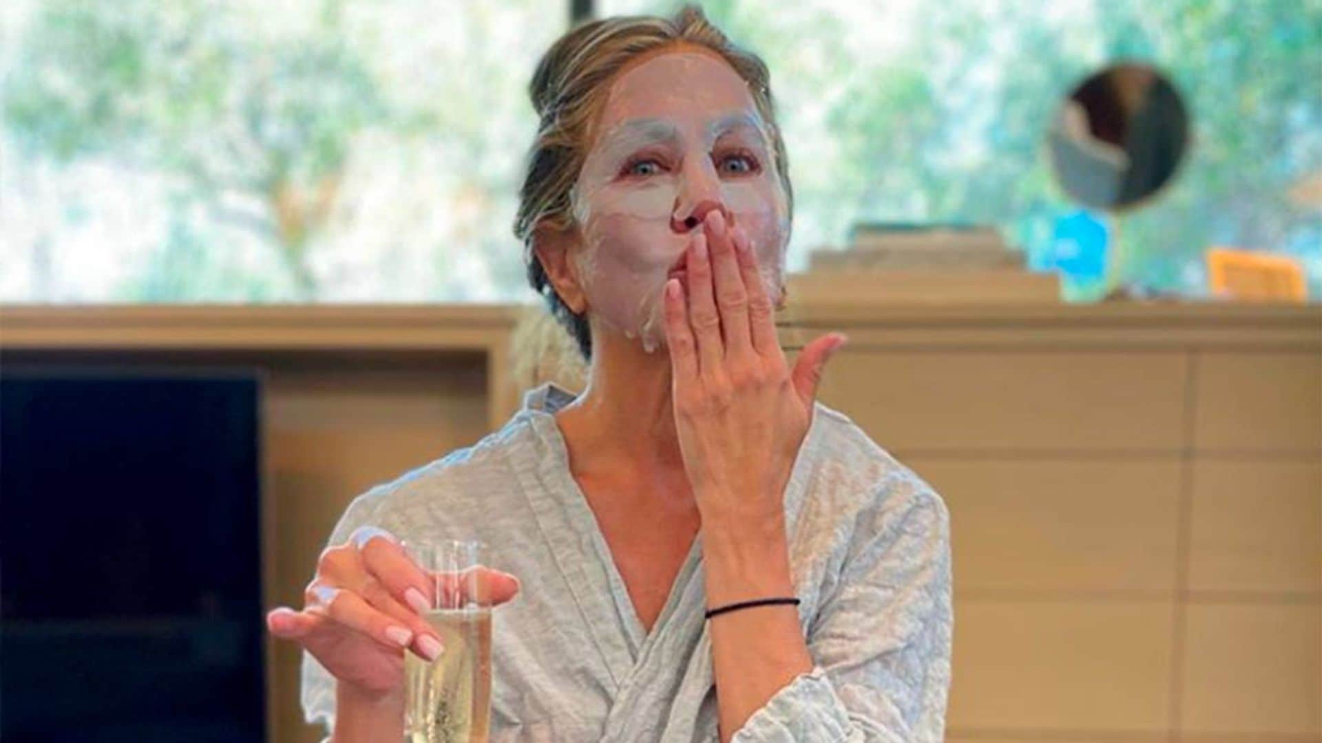 Champán y 'la otra mascarilla', así se preparó Jennifer Aniston para la noche de los Emmy