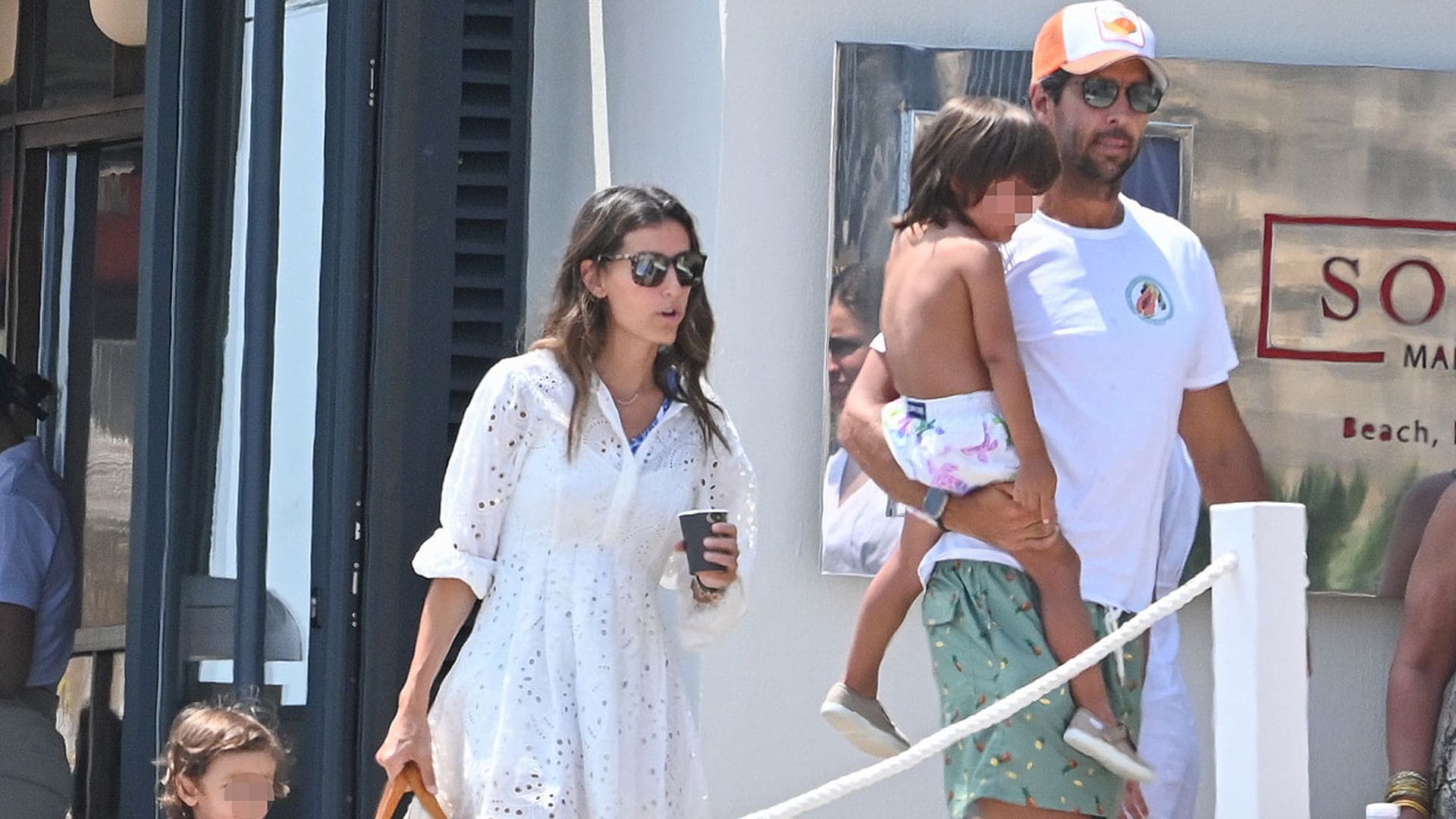 Ana Boyer y Fernando Verdasco disfrutan con sus hijos de sus vacaciones en Marbella