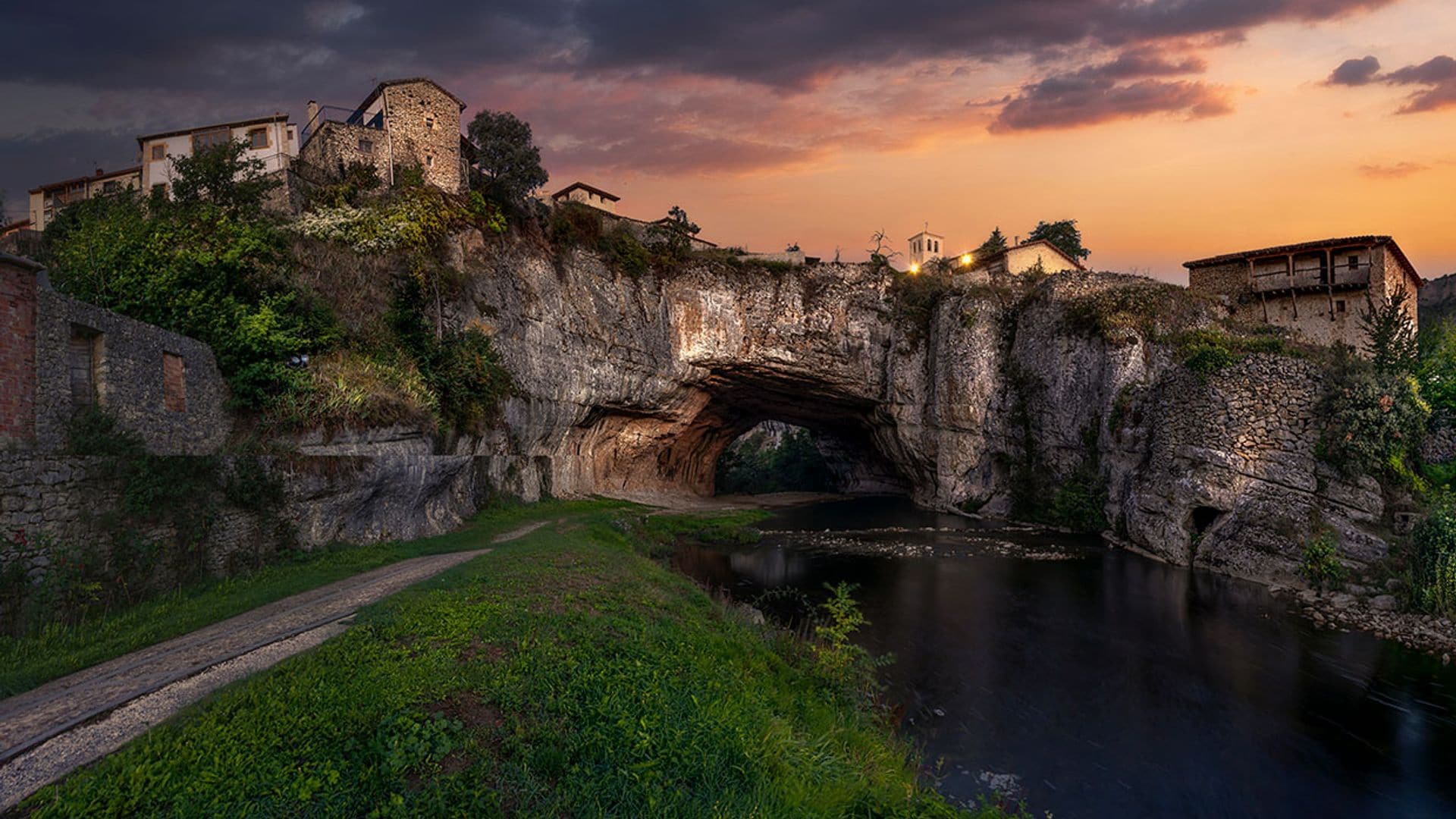 Seis pueblos bonitos para pasar la noche más romántica del verano