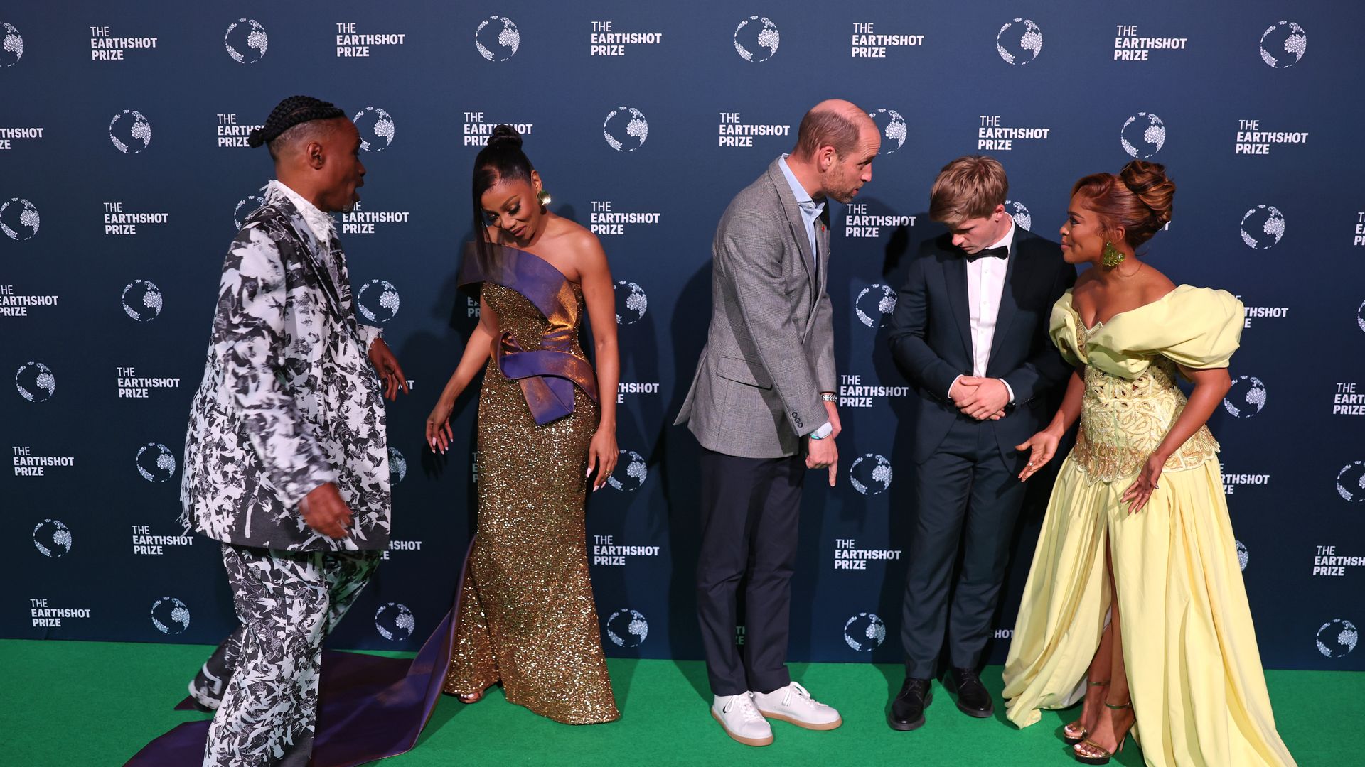 El príncipe Guillermo con Billy Porter, Bonang Matheba, Robert Irwin y Nomzamo Mbatha durante la entrega de los Earthshot Prize en Green Point Shared Fields en Ciudad del Cabo, Sudáfrica, el 6 de noviembre de 2024