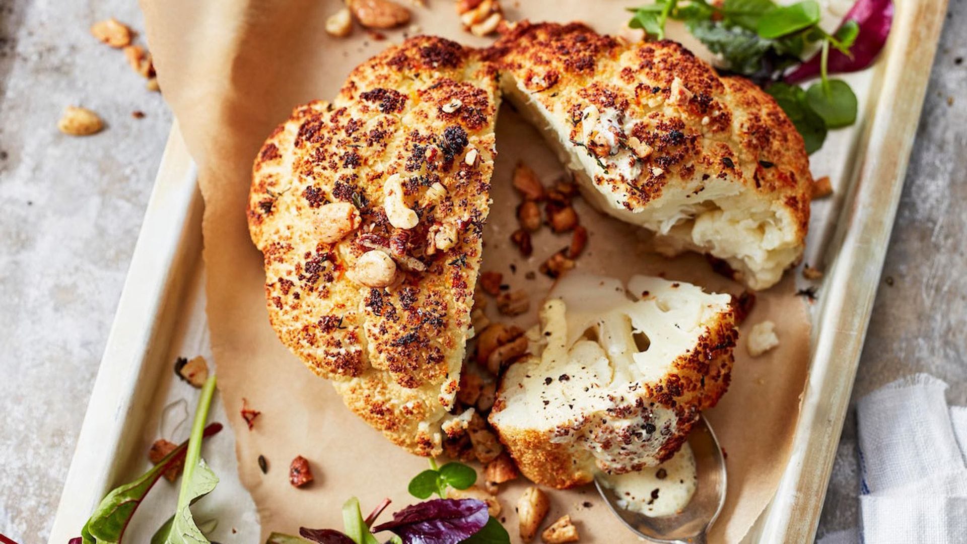 Coliflor asada con salsa de queso fresco y naranja