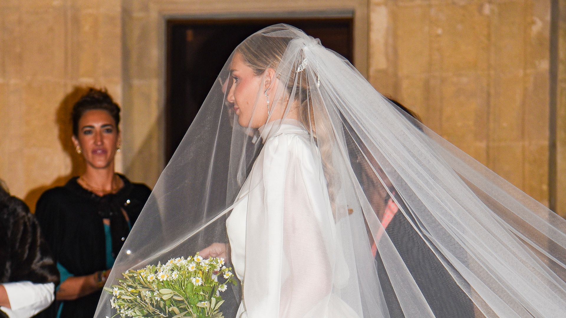 El look nupcial de Alejandra Moreno para su boda en Sevilla: vestido vaporoso, bailarinas y ramo de margaritas