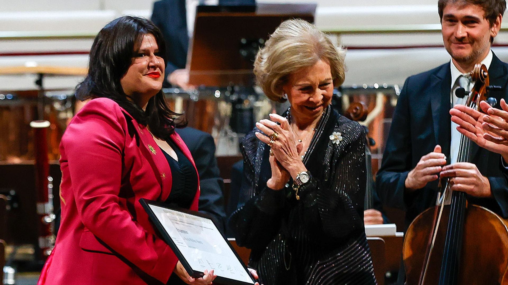 De su emoción sobre el escenario a su pequeño traspiés: la reina Sofía entrega un premio musical