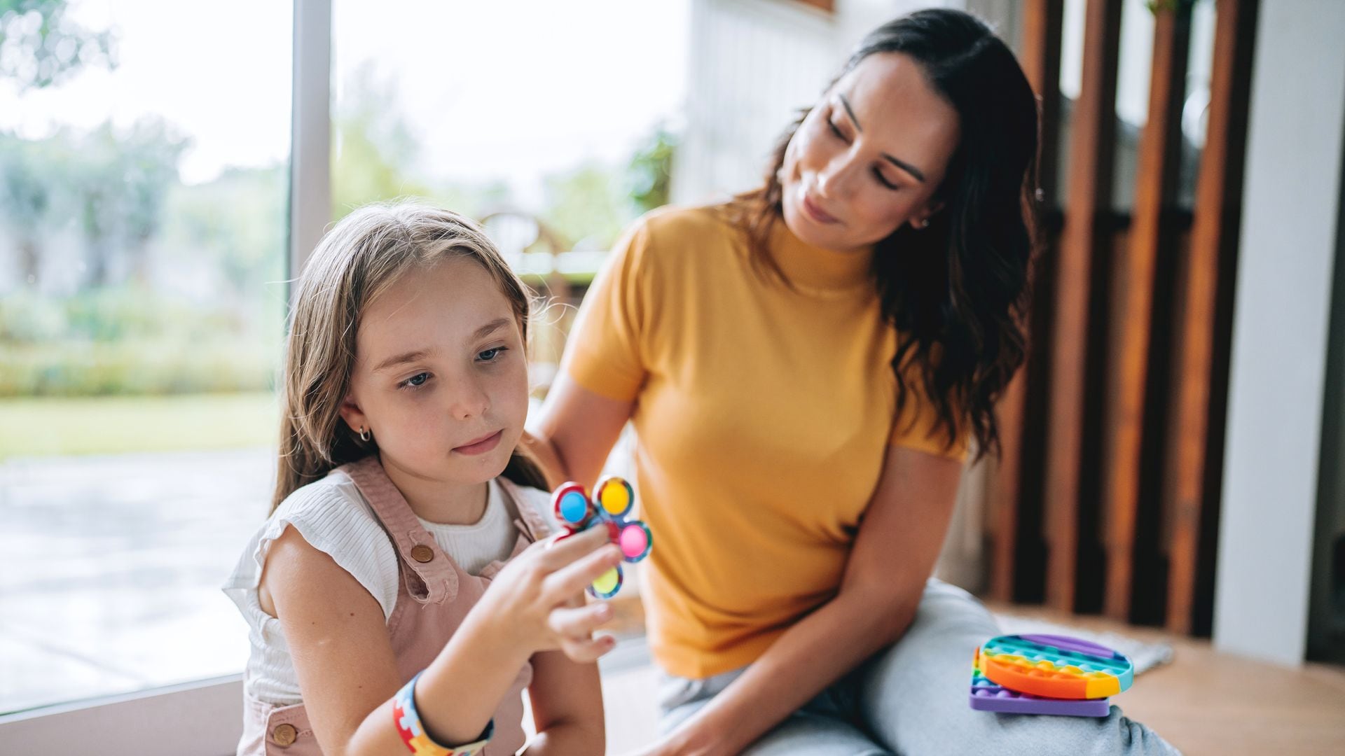 Madre juega con su hija, autista