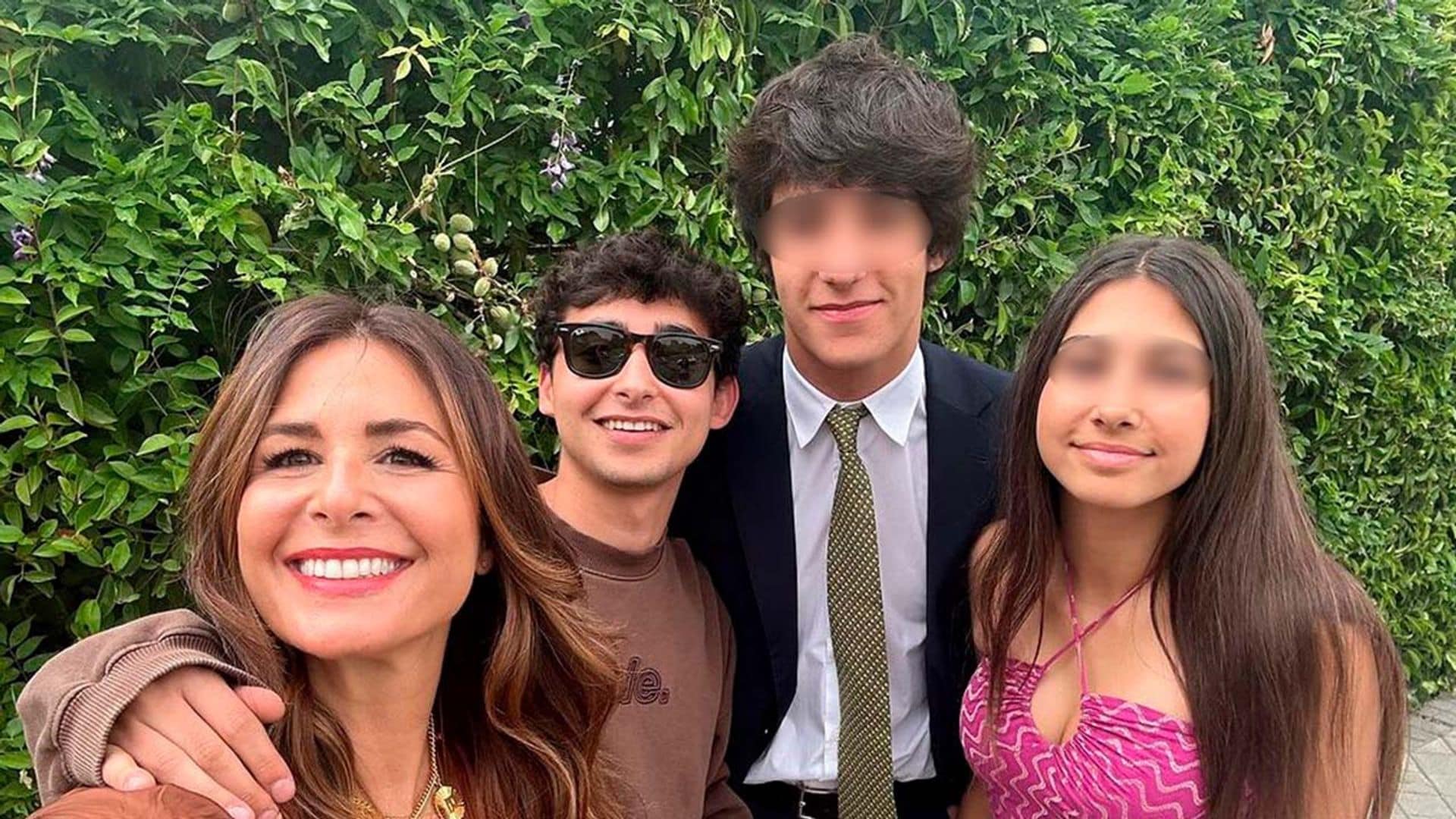 La felicidad de Nuria Roca y Juan del Val, junto a toda su familia, en la graduación de su hijo mediano Pau, de 17 años
