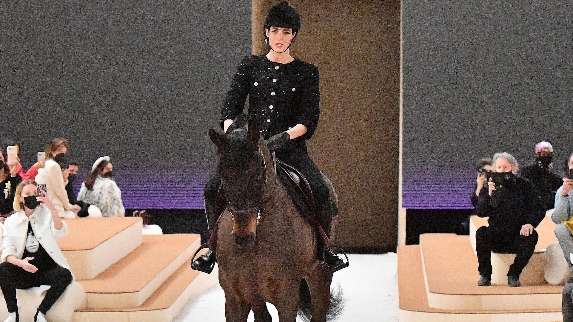 Charlotte Casiraghi llega a la pasarela de Chanel ¡a caballo!