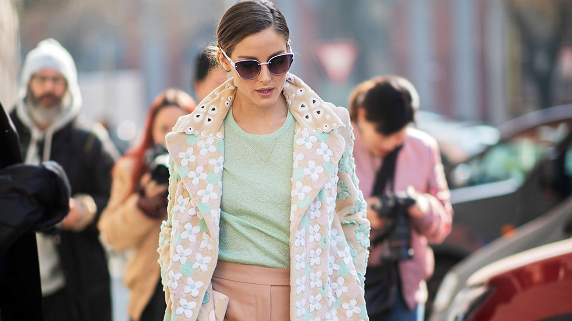 Abrigos pastel, chaquetas de cuero y los nuevos básicos en los looks de entretiempo