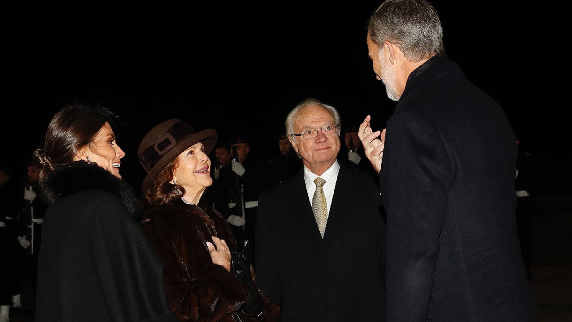 Carlos Gustavo y Silvia de Suecia despiden entre besos y abrazos a los Reyes en el aeropuerto