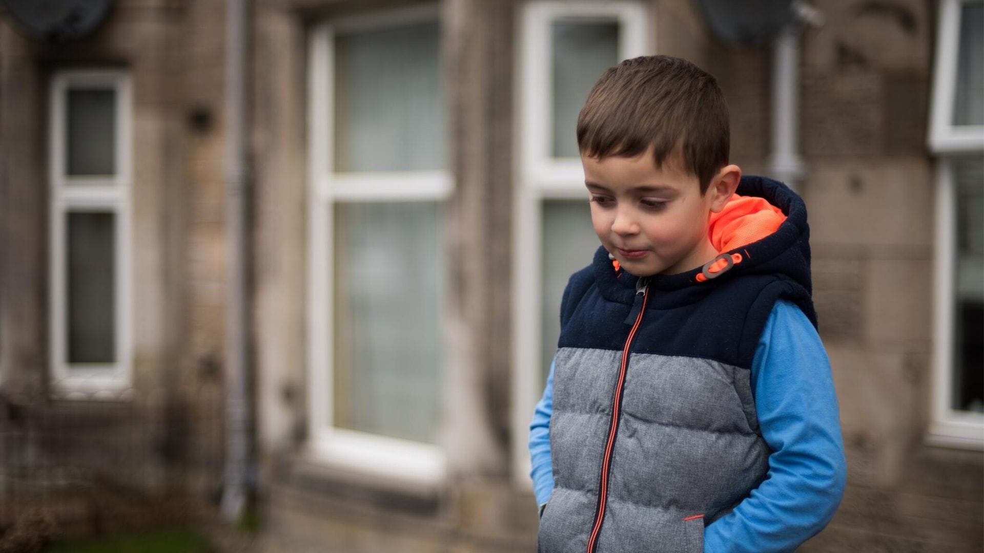 Así afecta a los niños y a los adolescentes residir en una vivienda que no es adecuada