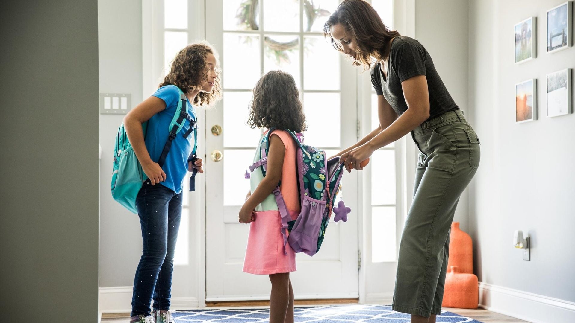 madre revisa la mochila de su hija