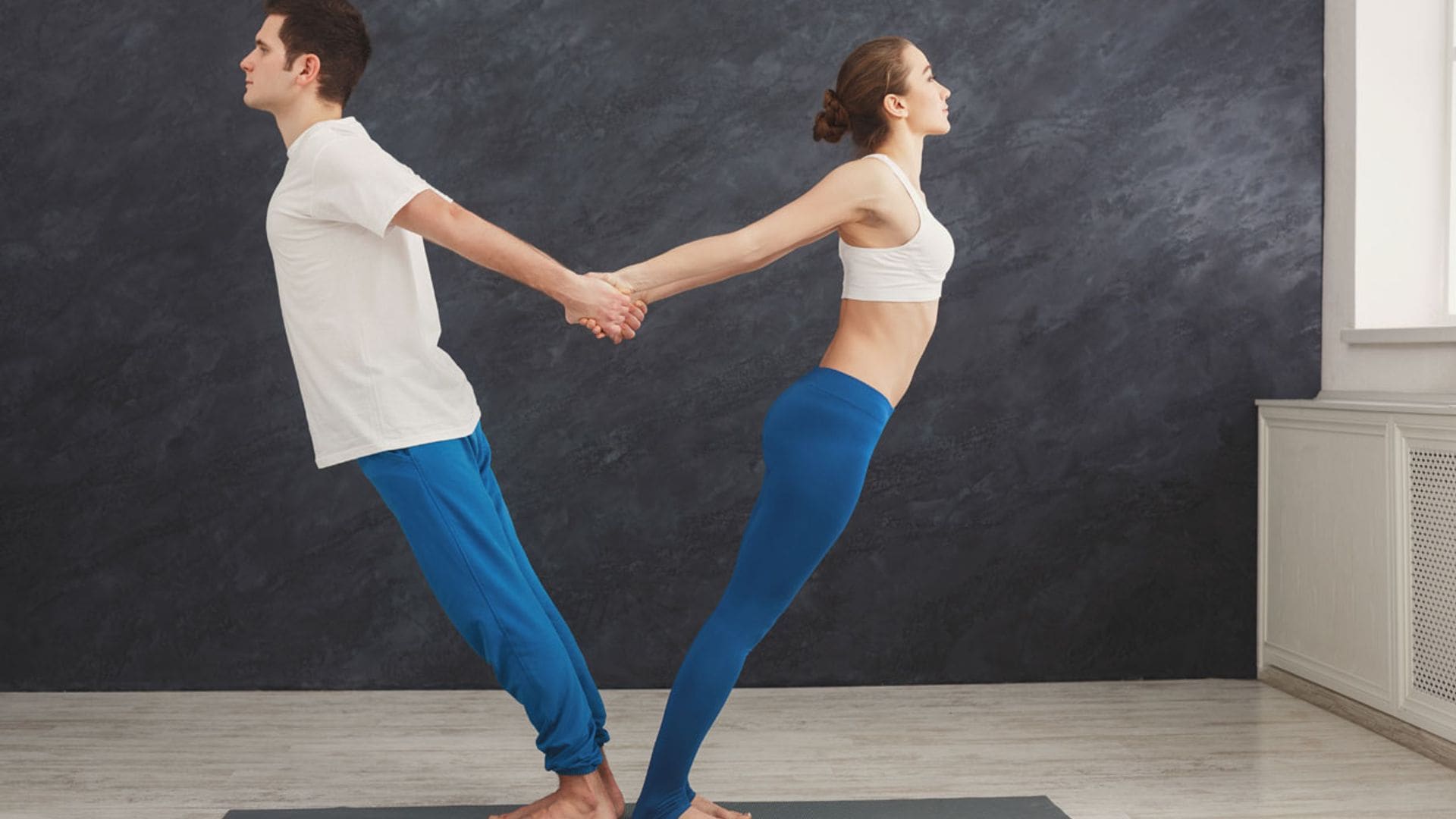 Posturas de yoga que puedes hacer en pareja durante la cuarentena