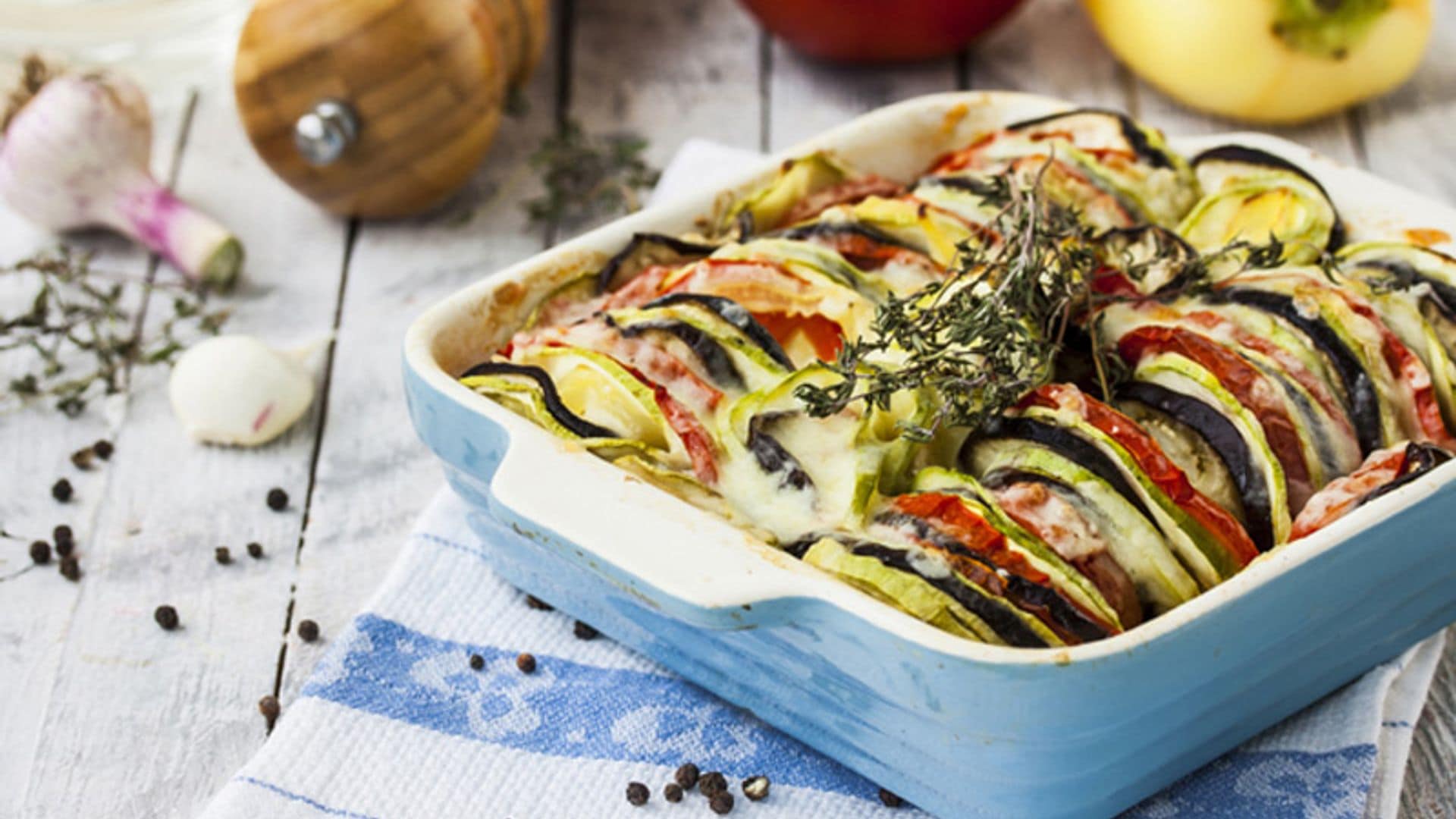 Fuente de berenjena, tomate y cebolla al horno