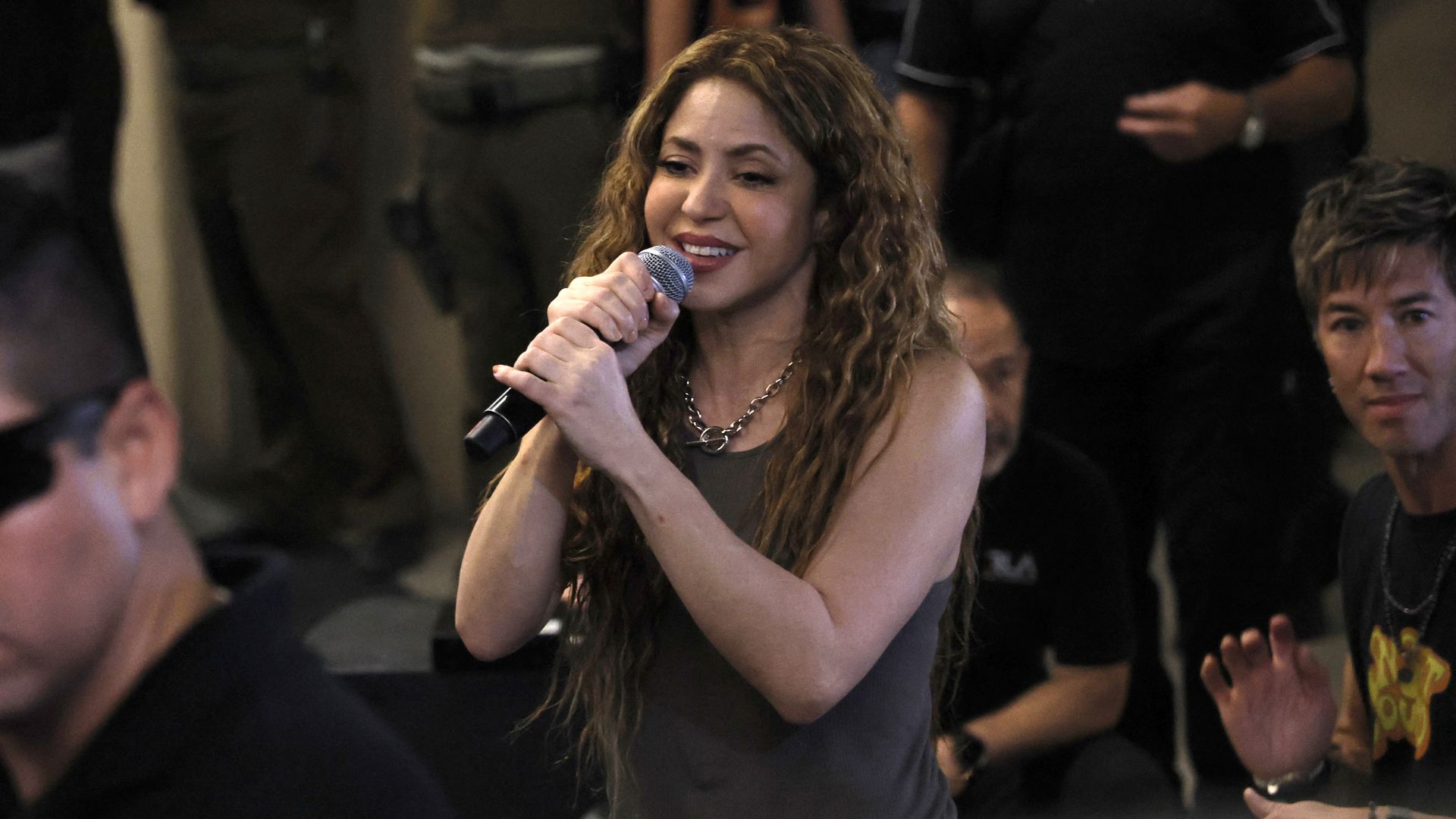 Shakira consuela a sus fans chilenos tras la cancelación de sus conciertos: 'No me iba a ir sin cantarles'