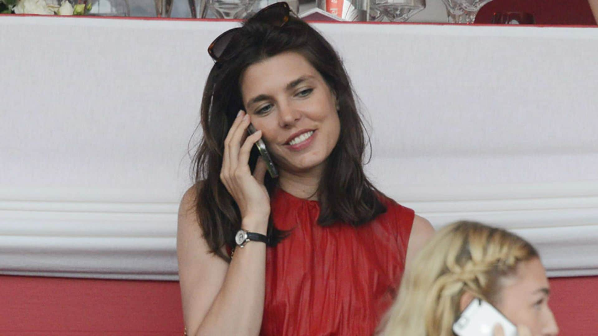 Esa sonrisa la delata... ¿con quién habla Carlota Casiraghi por teléfono?