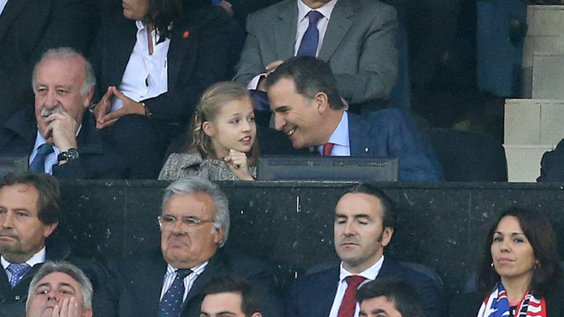 La emoción y curiosidad de la princesa Leonor en su primer partido de fútbol con su padre, el rey Felipe