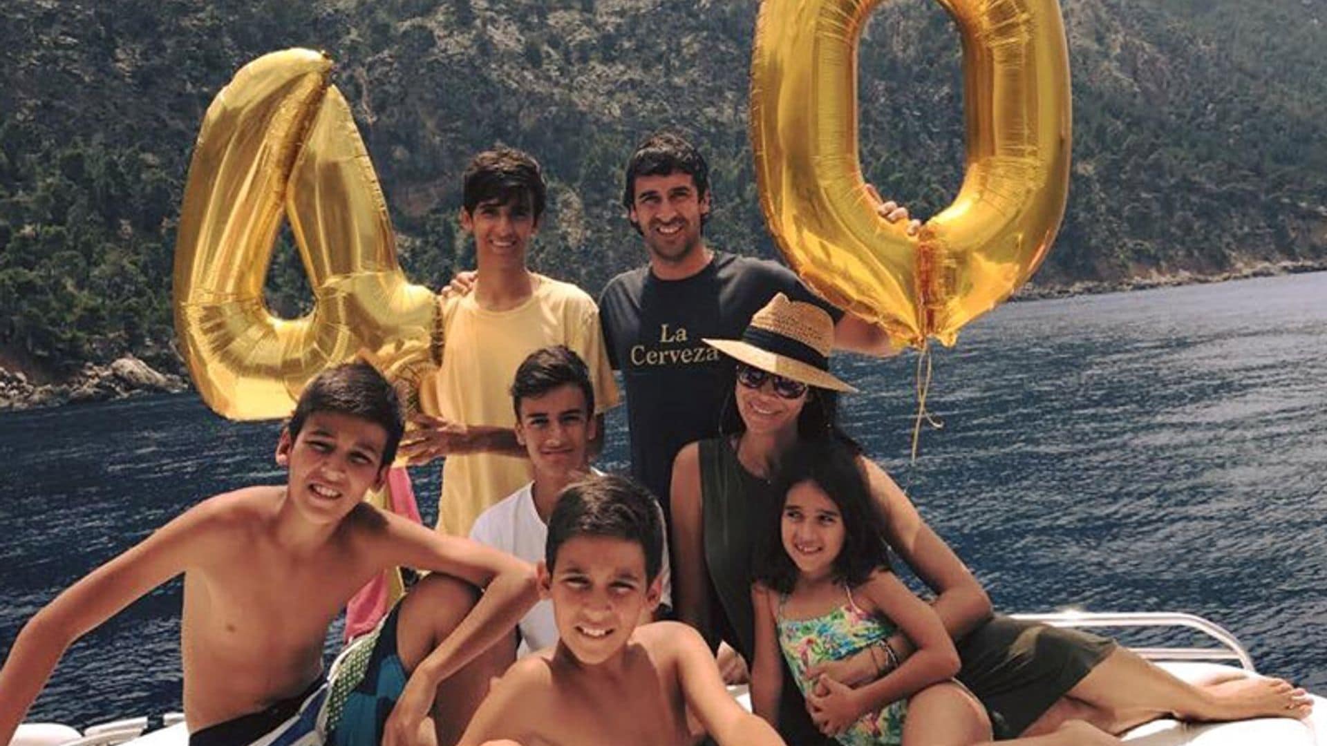 Raúl González muestra su imagen más familiar por su 40 cumpleaños