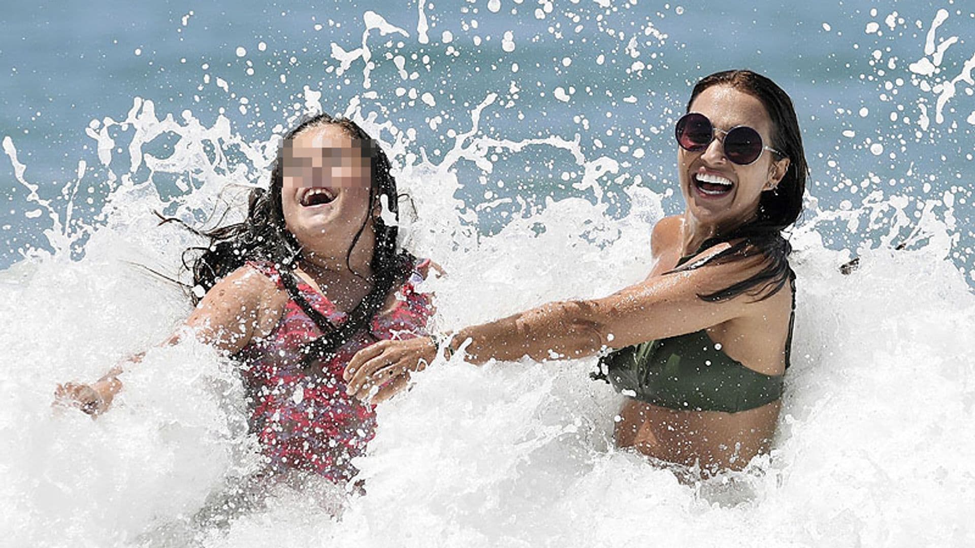 ¡Luchando contra las olas! El divertido día de playa de Paula Echevarría y su hija Daniella