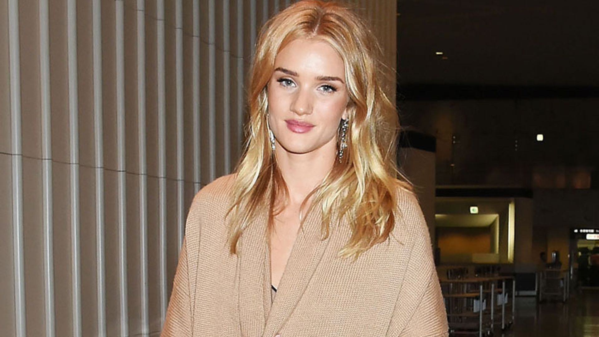 Rosie Huntington-Whiteley felicita la Navidad con la primera foto de su hijo