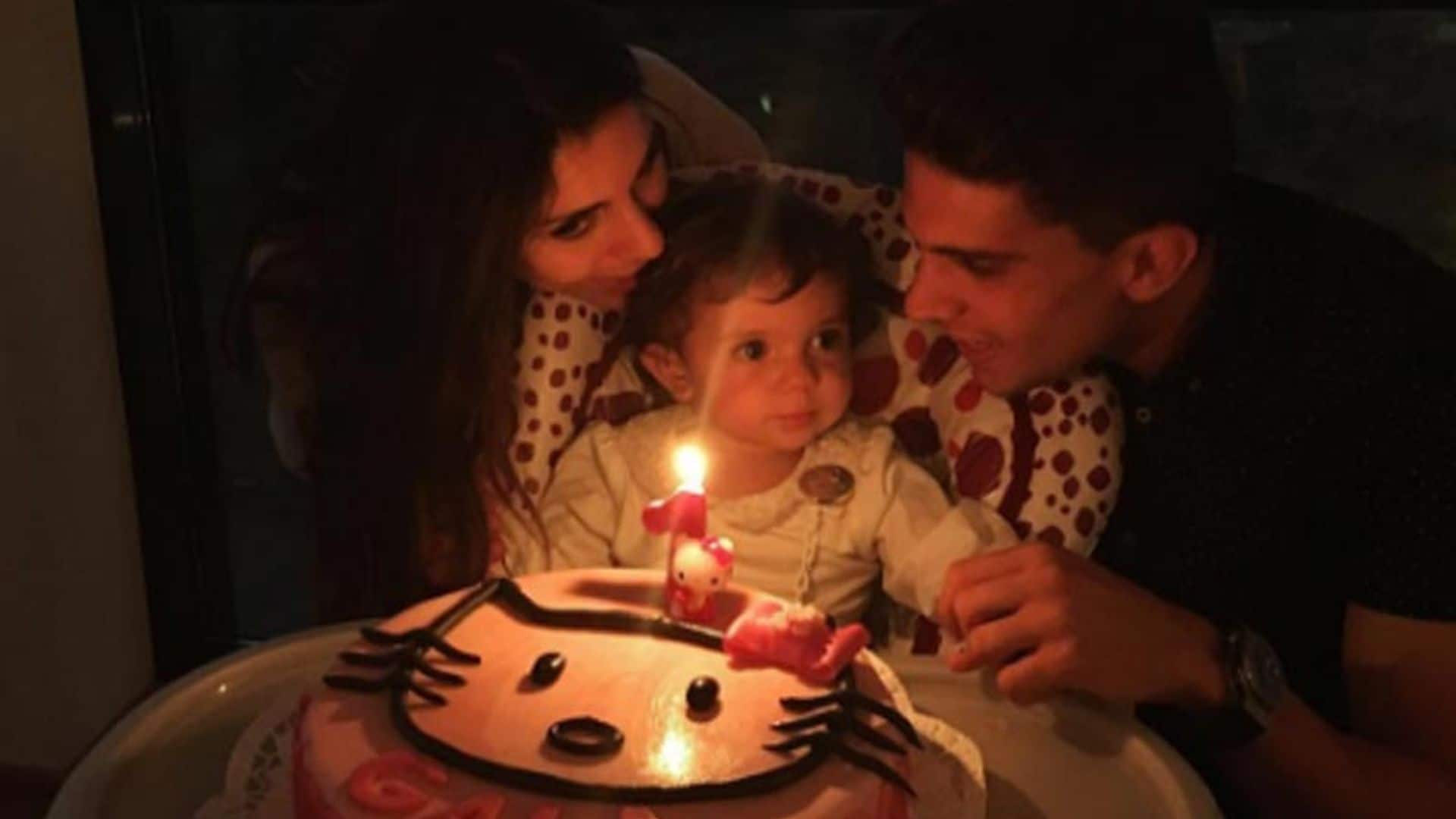 Melissa Jiménez y Marc Bartra celebran el primer cumpleaños de su princesa